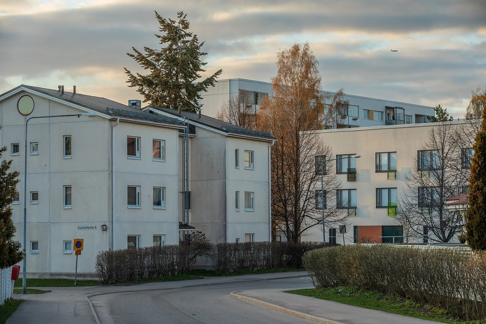 Photo showing: Apartment buildings by Malmitie street in Simonkylä, Vantaa, Finland in 2022 May. On the left is Uusiniityntie 4 from 1987. On the right is Uusiniityntie 3 from 2014. The higher apartment block above is Malminiitynpolku 3 built in 1970.