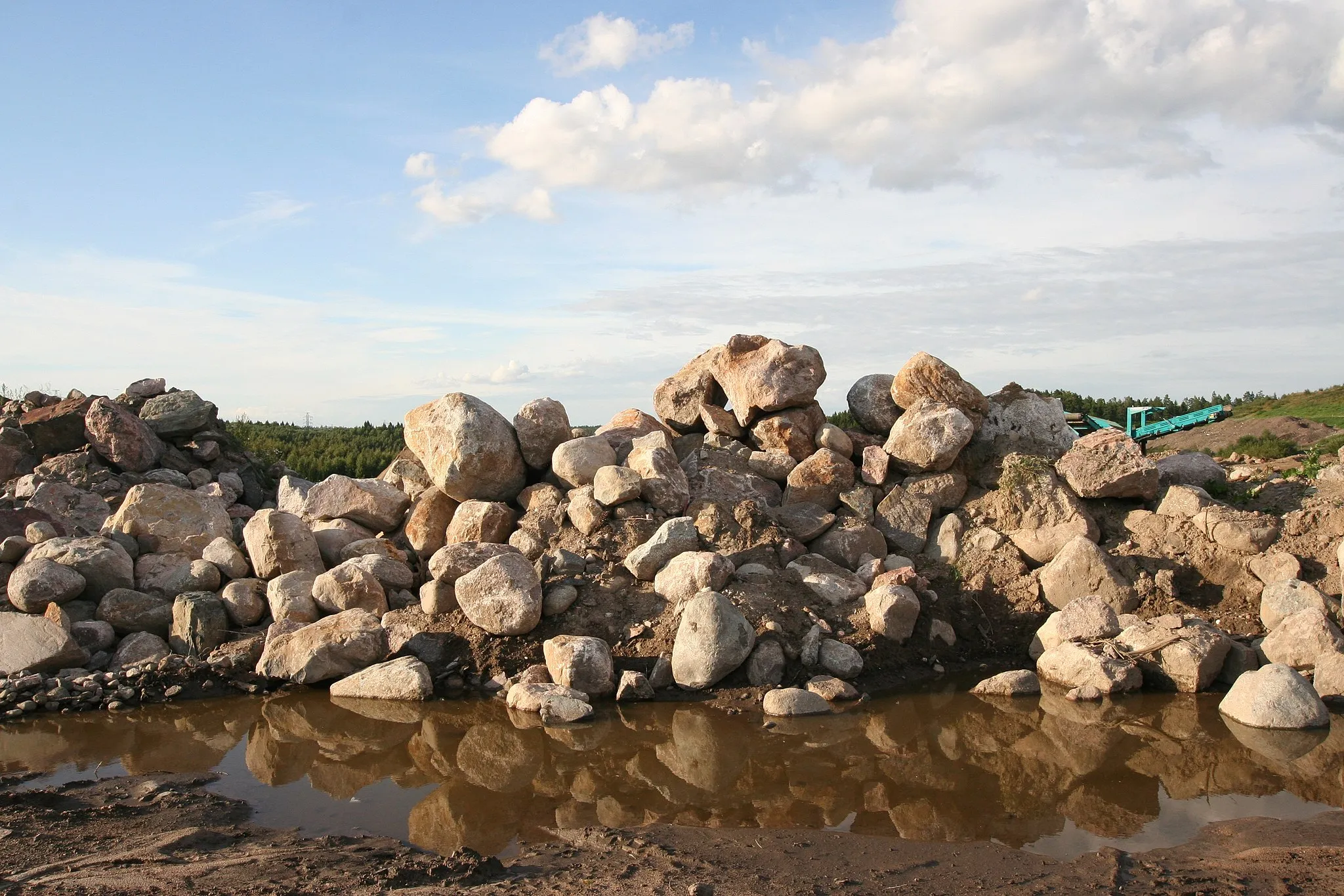 Photo showing: Kivikasoja, joita käytetään Vuosaaren huipun maisemaa rakennettaessa.