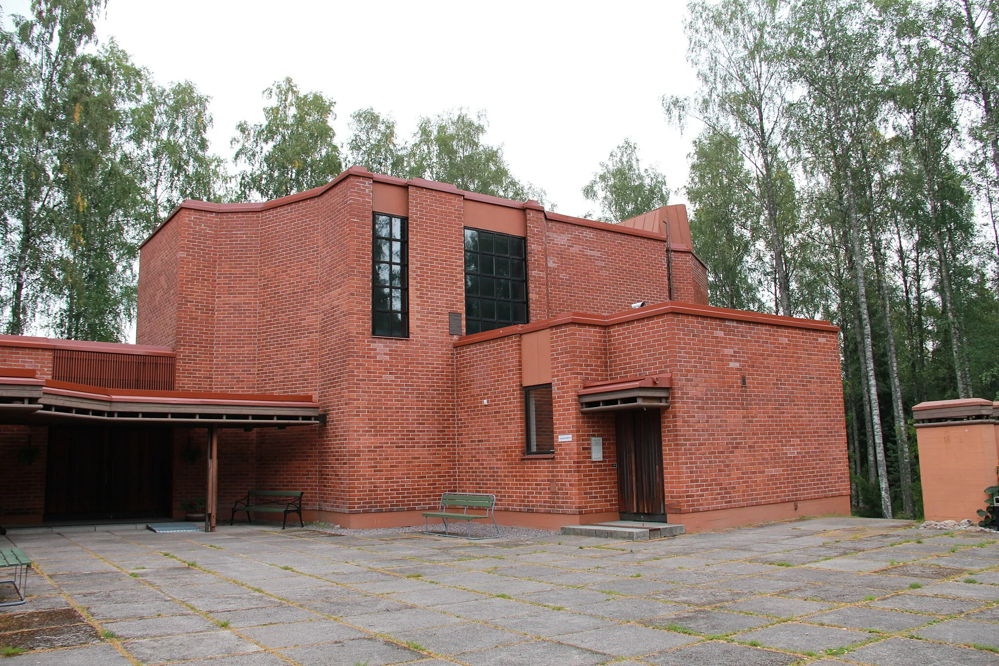 Photo showing: Kivistö church, Vantaa, Finland. Designed by architects Raili and Kalevi Hietanen, completed in 1967. Photo taken from the inner yard.