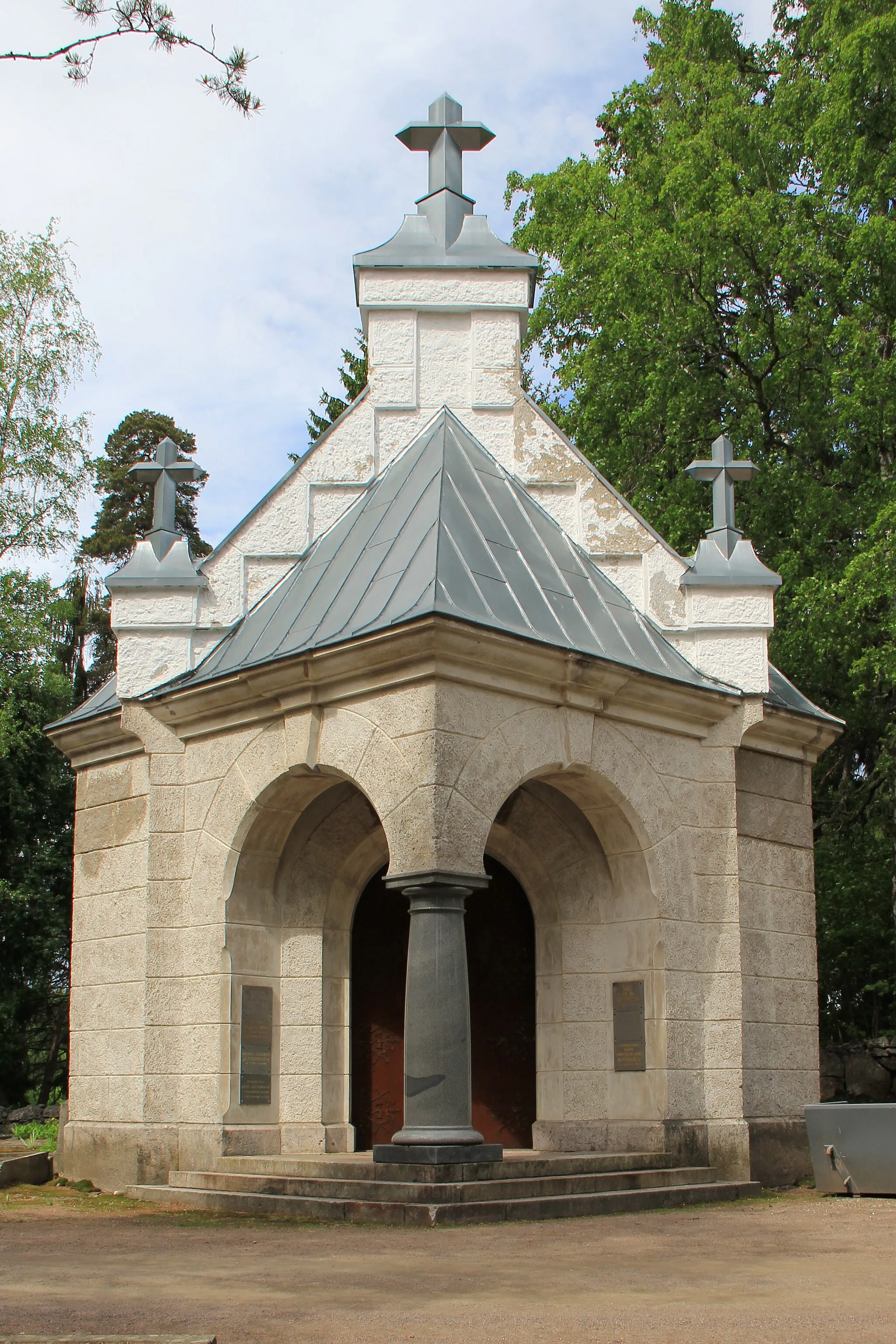 Photo showing: Silfverhjelm chapel, Näsinmäki cemetery, Porvoo, Finland. - Completed in 1899 or early 1900's.