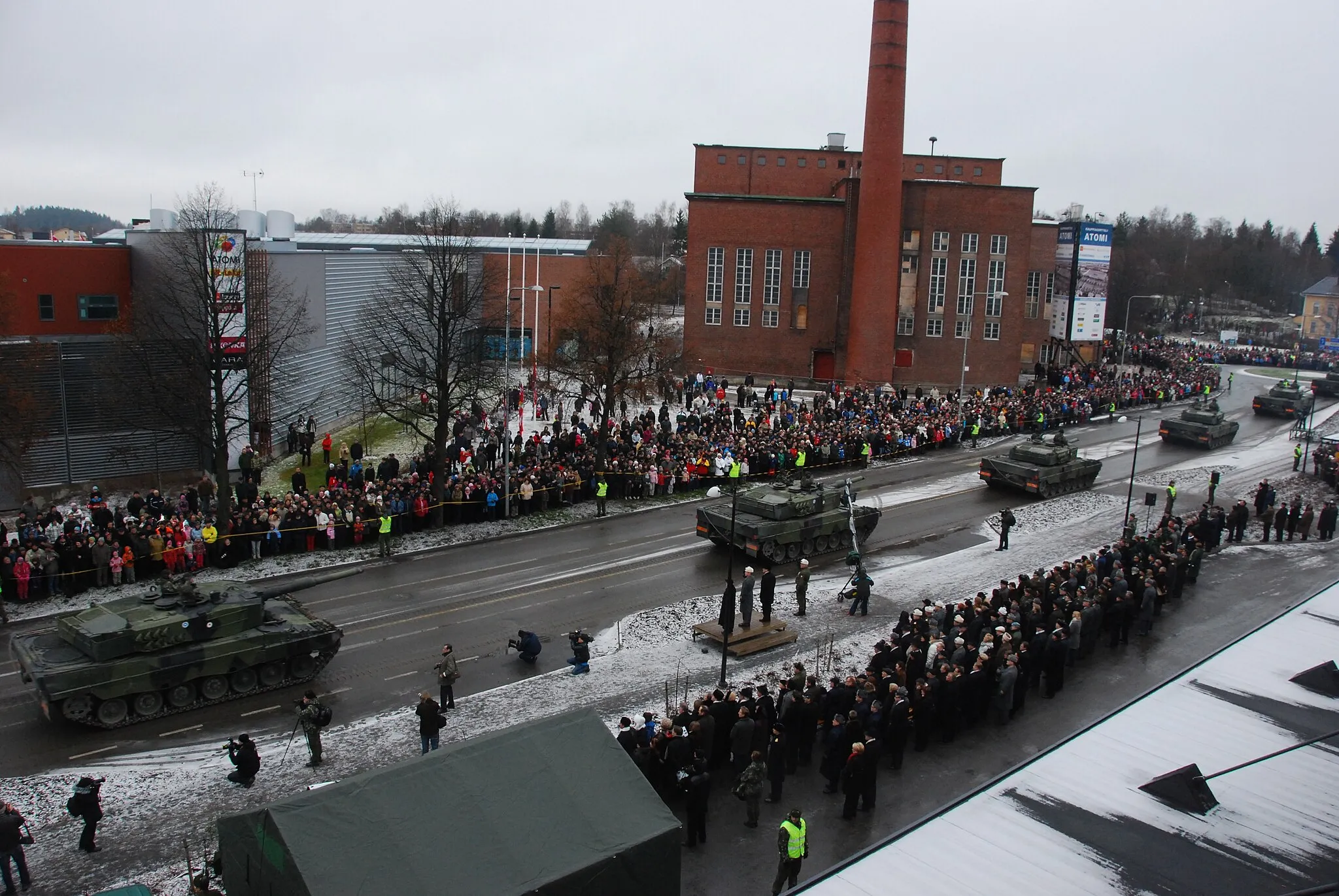 Photo showing: Finnish Leopard 2 tanks at the Independence Day Parade 2009 at Riihimäki.