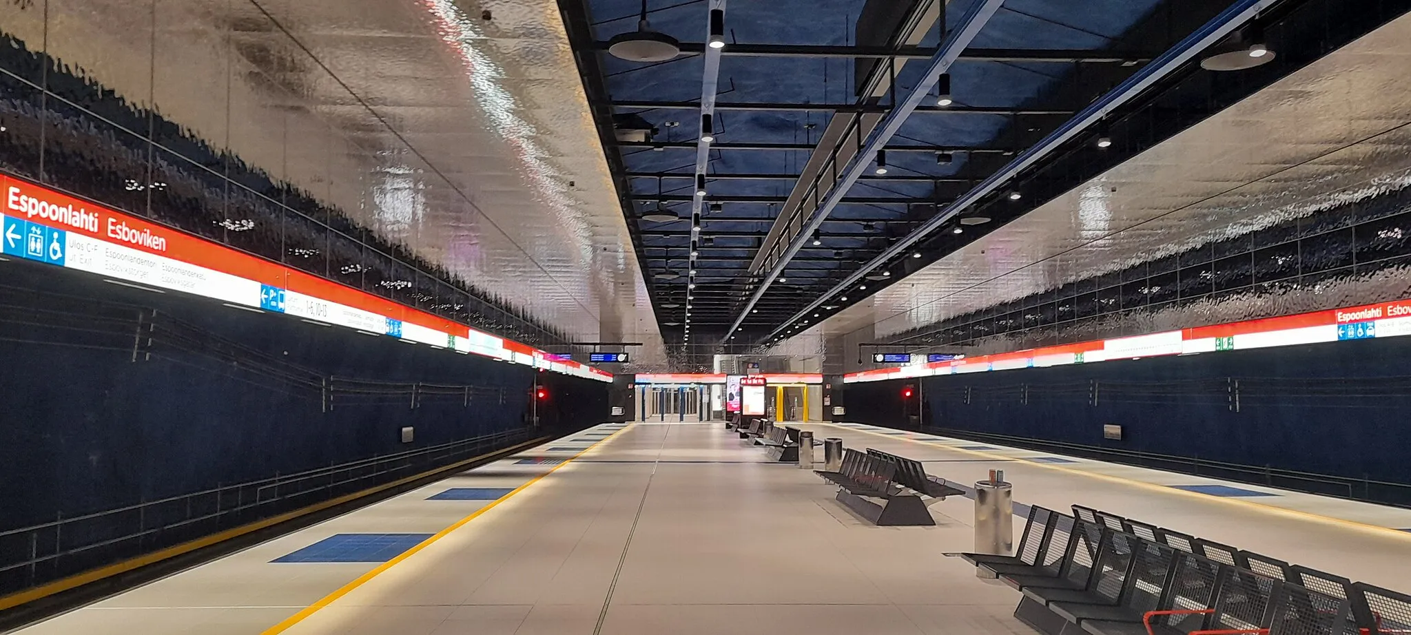 Photo showing: Espoonlahti metro station on its opening day, December 3, 2022.