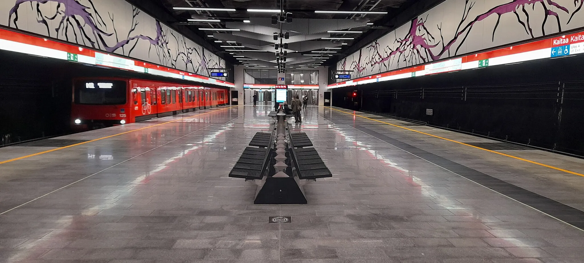 Photo showing: Kaitaa metro station on its opening day, December 3, 2022.