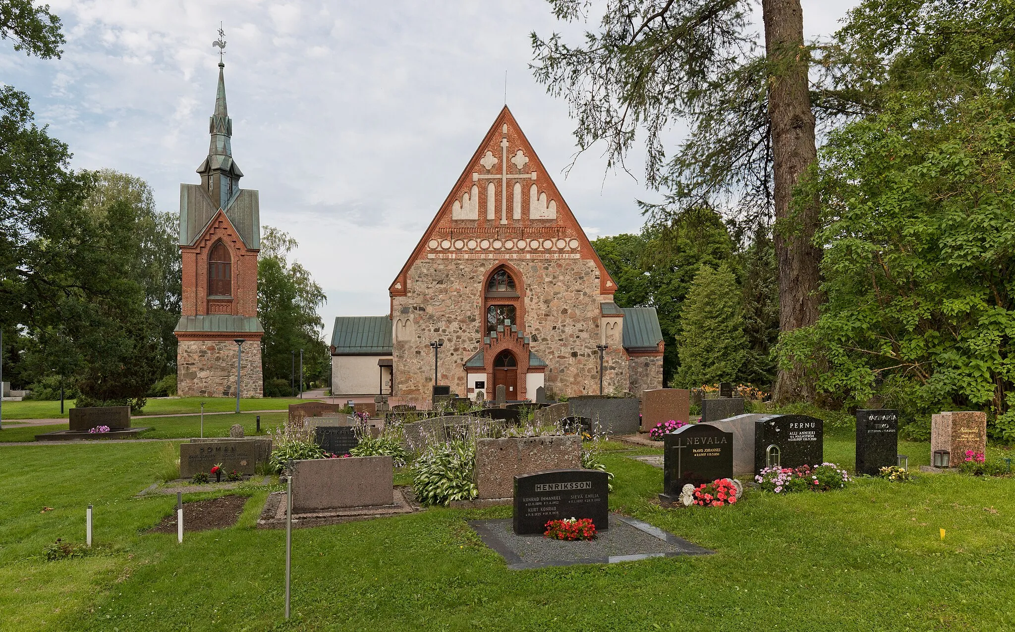 Photo showing: Church of St. Lawrence from west in Helsingin Pitäjän Kirkonkylä, Vantaa, Finland in 2021 July.