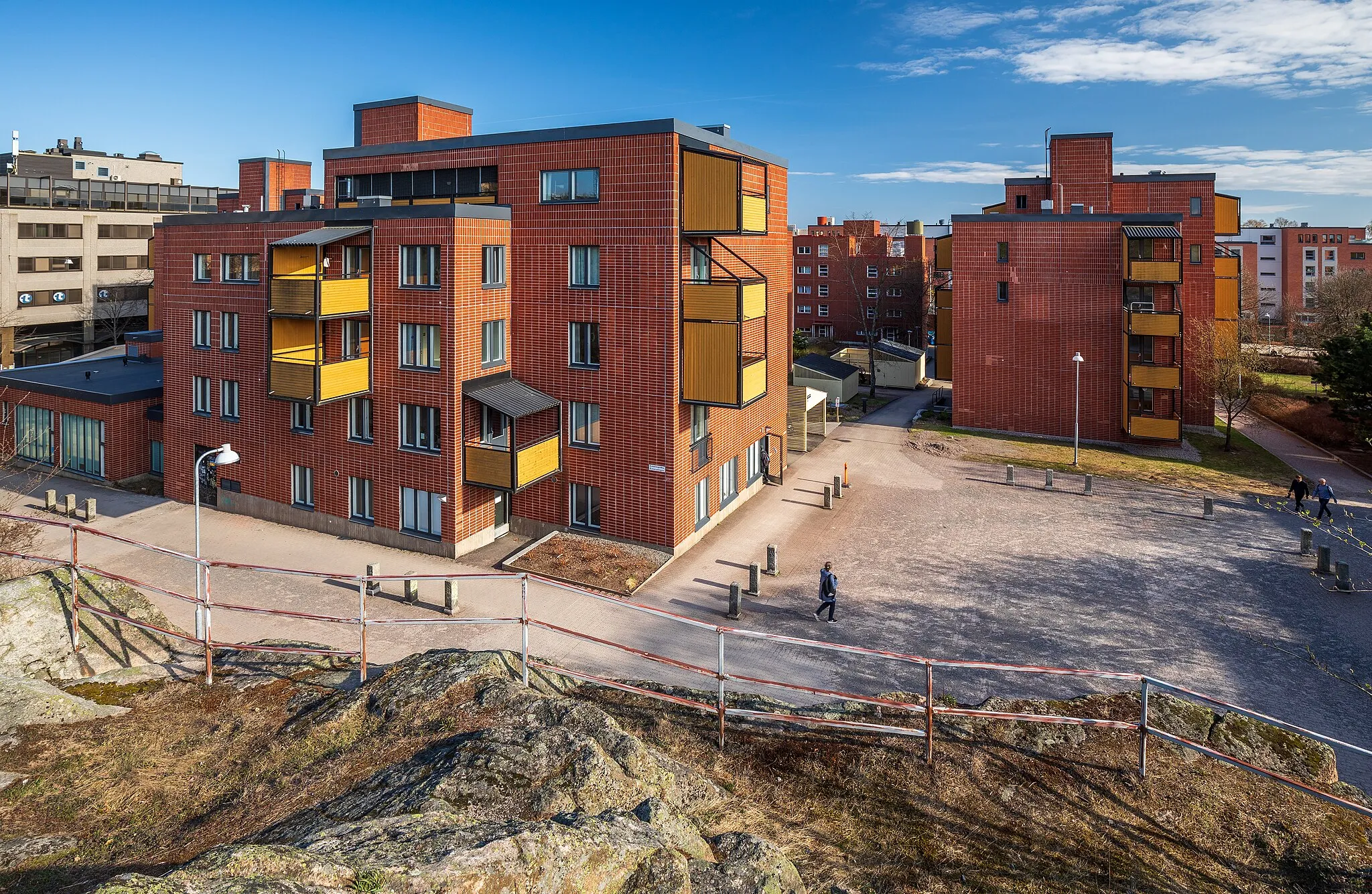 Photo showing: A view from the rock in Esterinpuisto park in Länsi-Pasila, Helsinki, Finland in 2022 May. The apartment buildings ahead by Esterinpolku are from 1981.