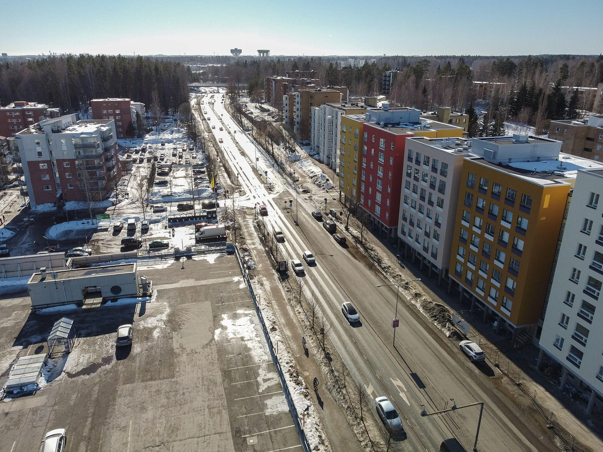 Photo showing: Pääkatu Asolanväylä etelään päin. Oikealla on vuonna 2021 valmistuneet kerrostalot Asolanväylä 12 ja Norkkokuja 1. Kauempana näkyvät kerrostalot ovat valmistuneet 1980–1990-luvulla. Taustalla horisontissa näkyy Hiekkaharjun vesitorni, uusi ja vanha vielä rinnakkain.