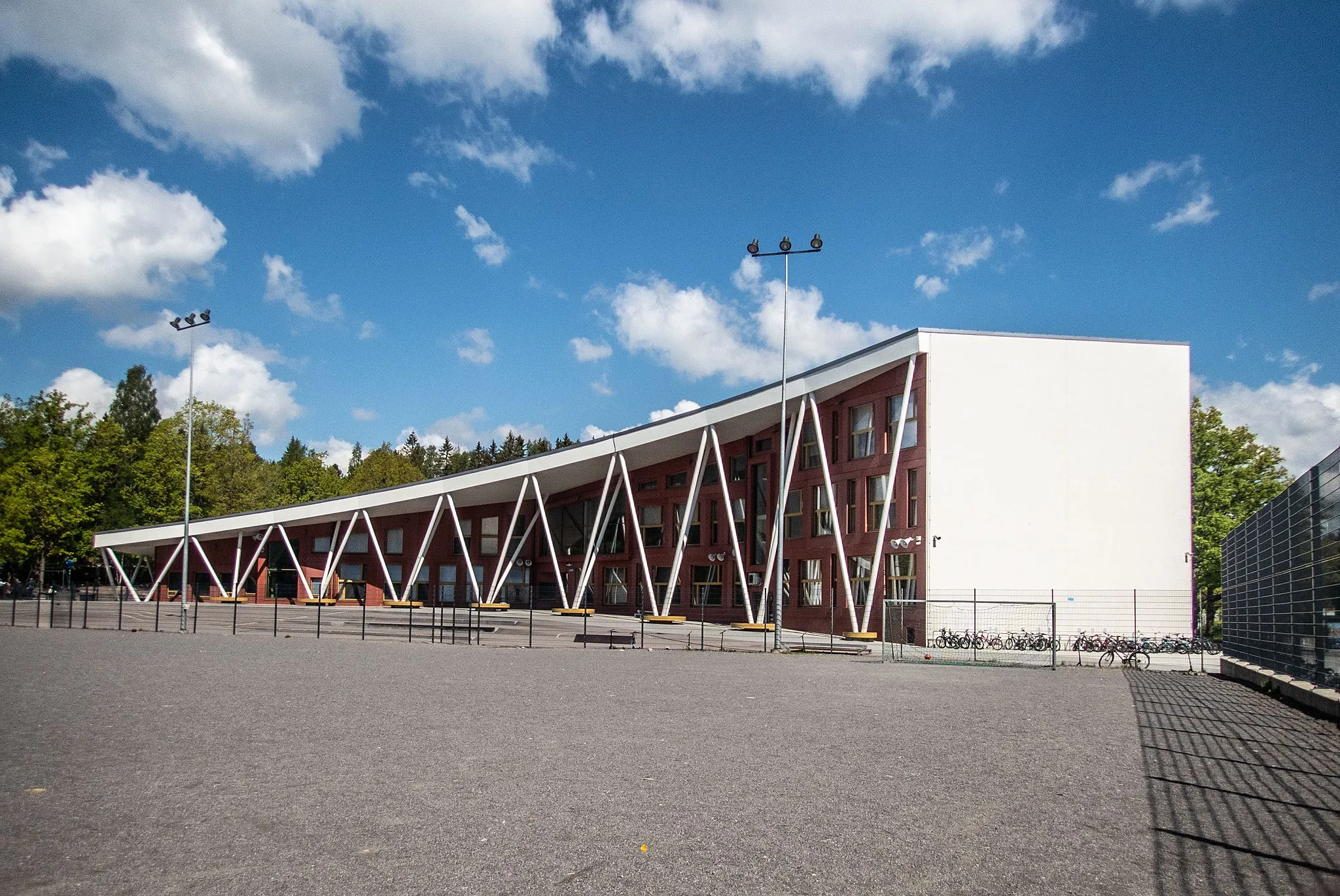 Photo showing: Architects Niklas Sandås ja Claudia Auer, completed 2016. The building replaced an earlier school building from 1957 by architect Erich von Ungern-Sternberg.