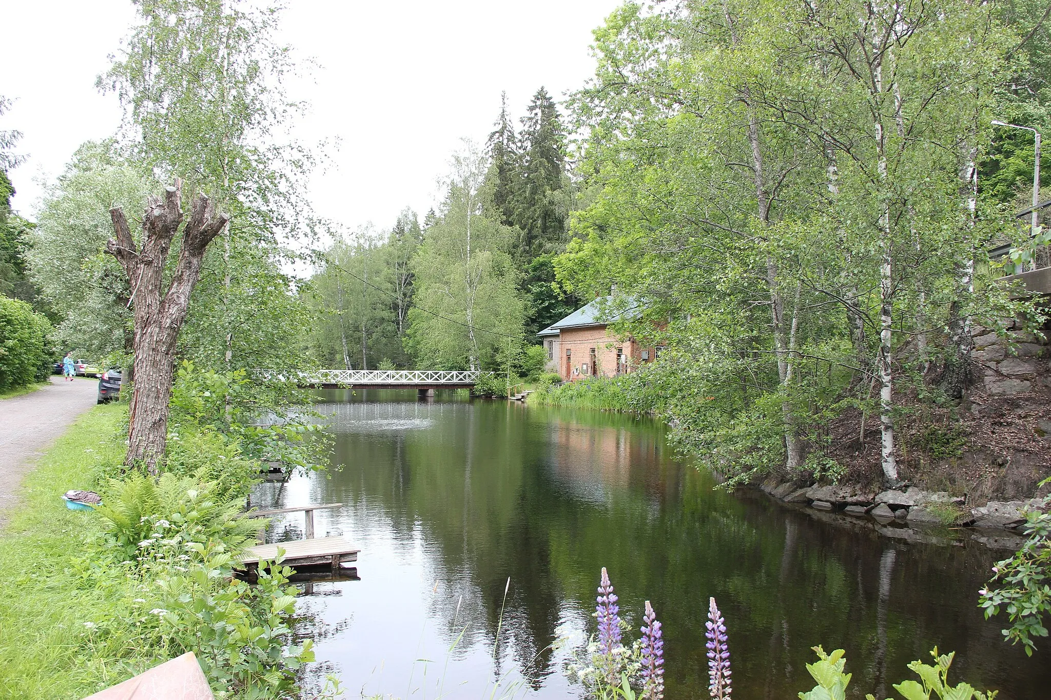 Photo showing: Anskunjoki, oikealla ruukin asuntojen asukkaiden sauna ja pesutupa