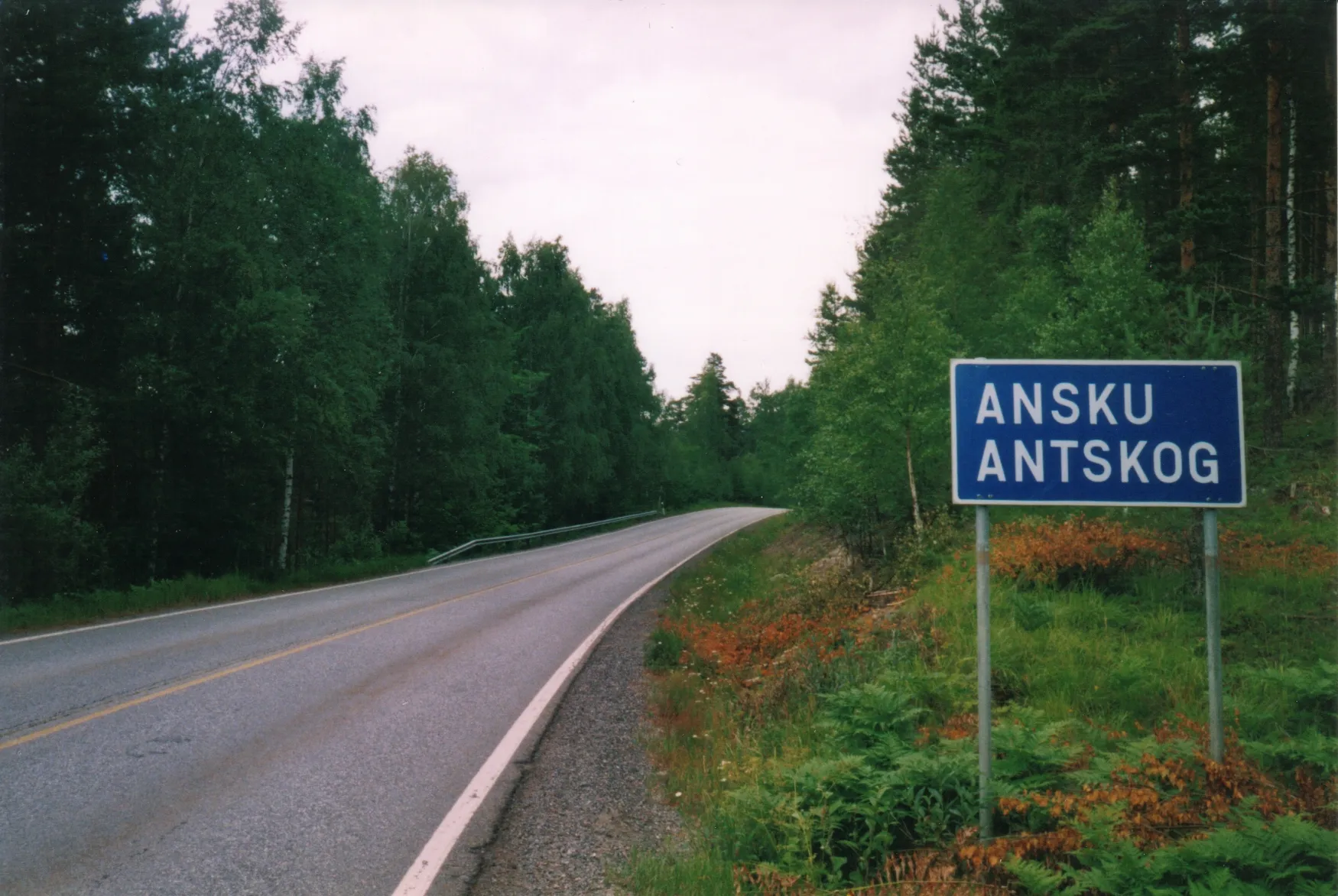 Photo showing: Bilingual roadsign in Antskog (Ansku), Raseborg (Raasepori), Finland