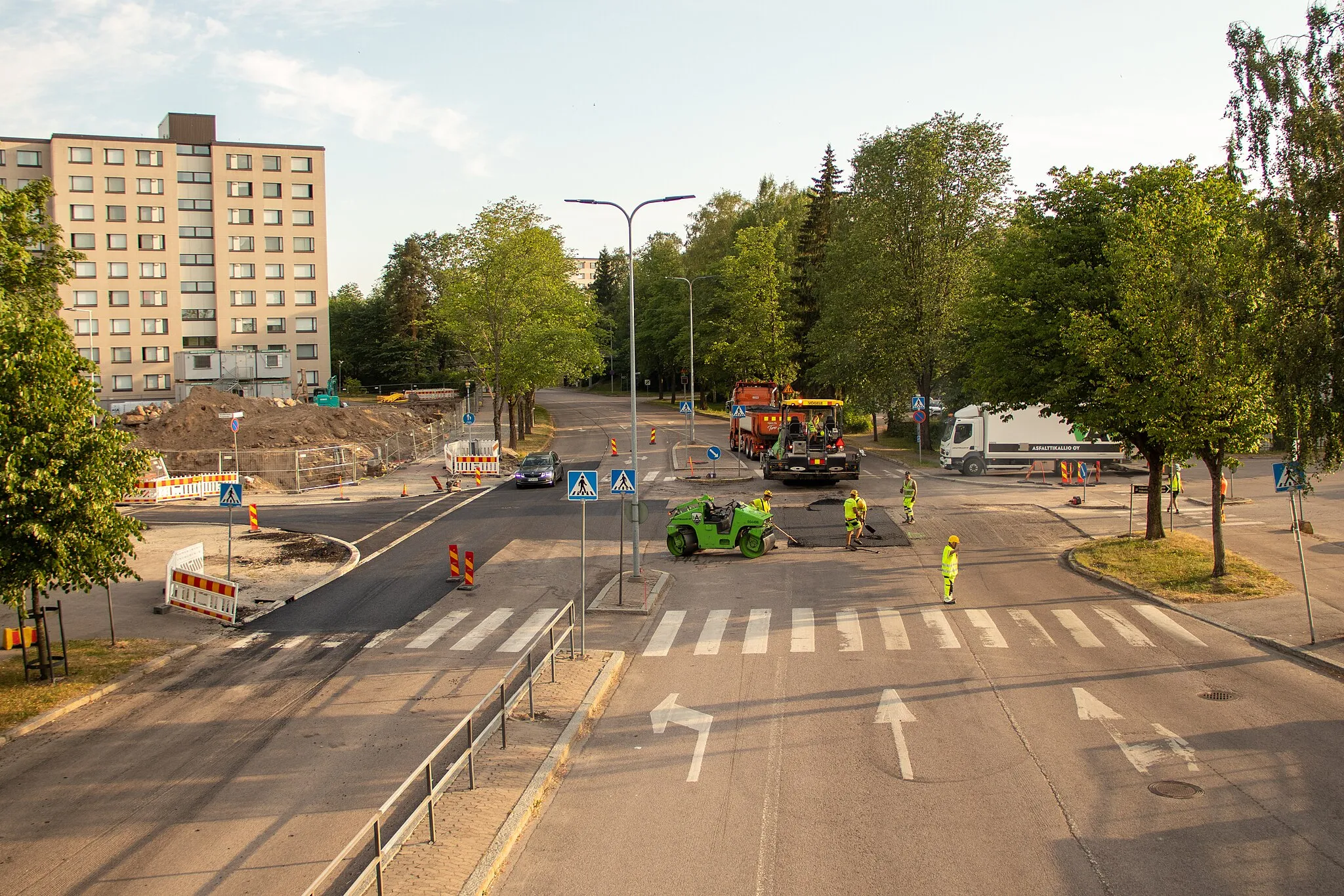 Photo showing: A view towards south from the pedestrian bridge near
Hakunilan keskus. New apartment building is soon to be constructed at the site on the upper left corner.