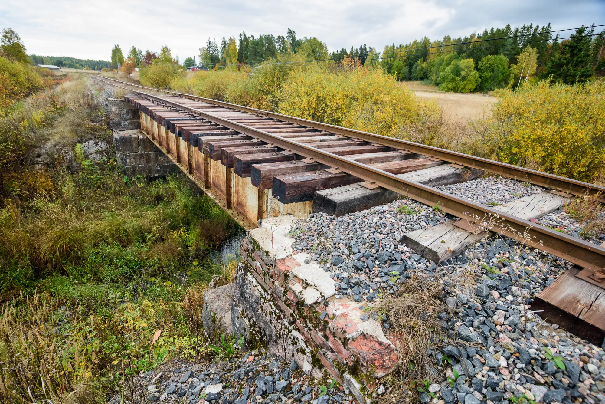 Photo showing: Hinthaaranjoen ratasilta kuvattuna itään päin hinthaaran aseman puoleiselta penkalta.