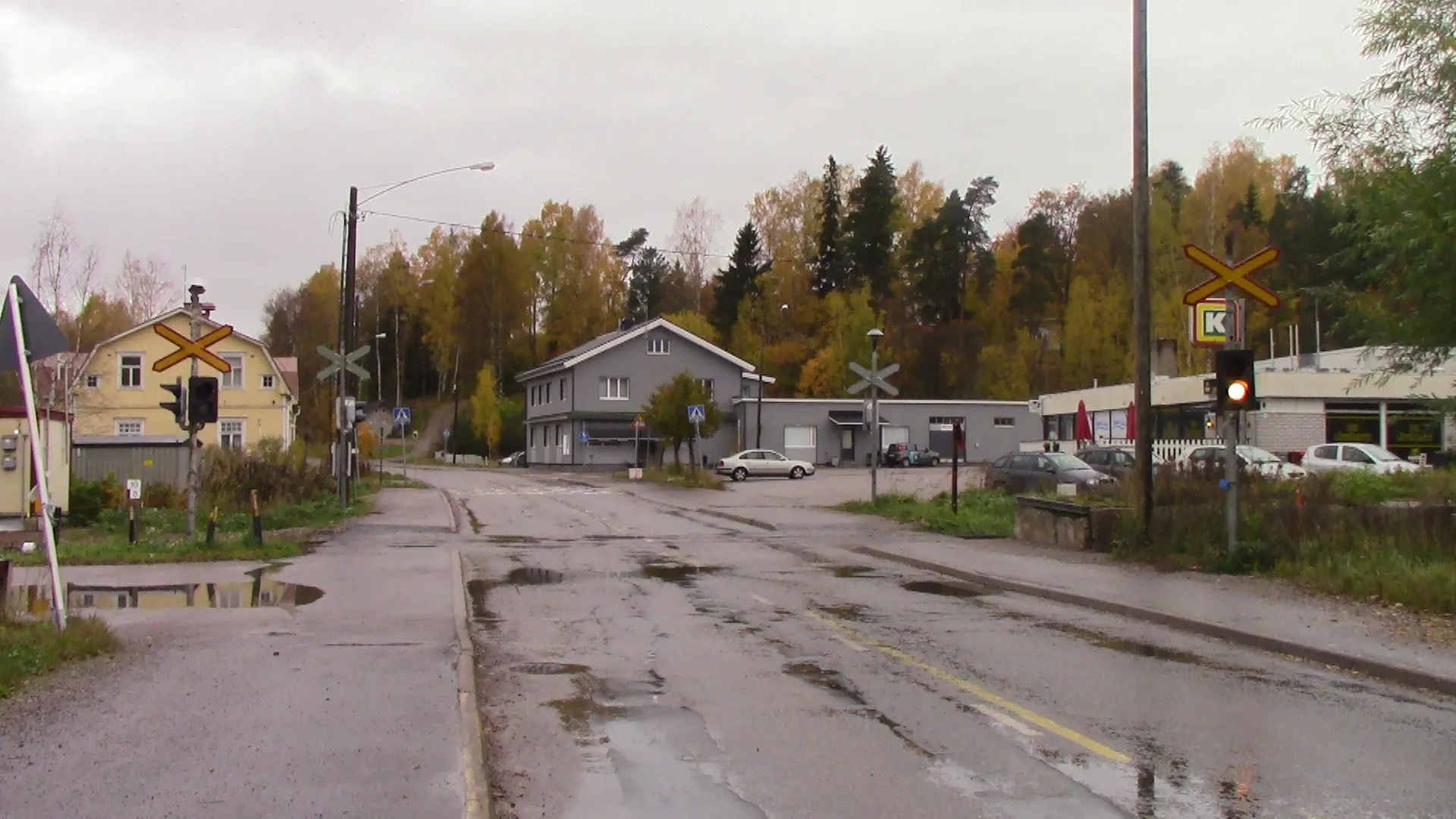 Photo showing: Connecting road 1492 and the level crossing of Kerava-Porvoo line at Hinthaara in Porvoo.