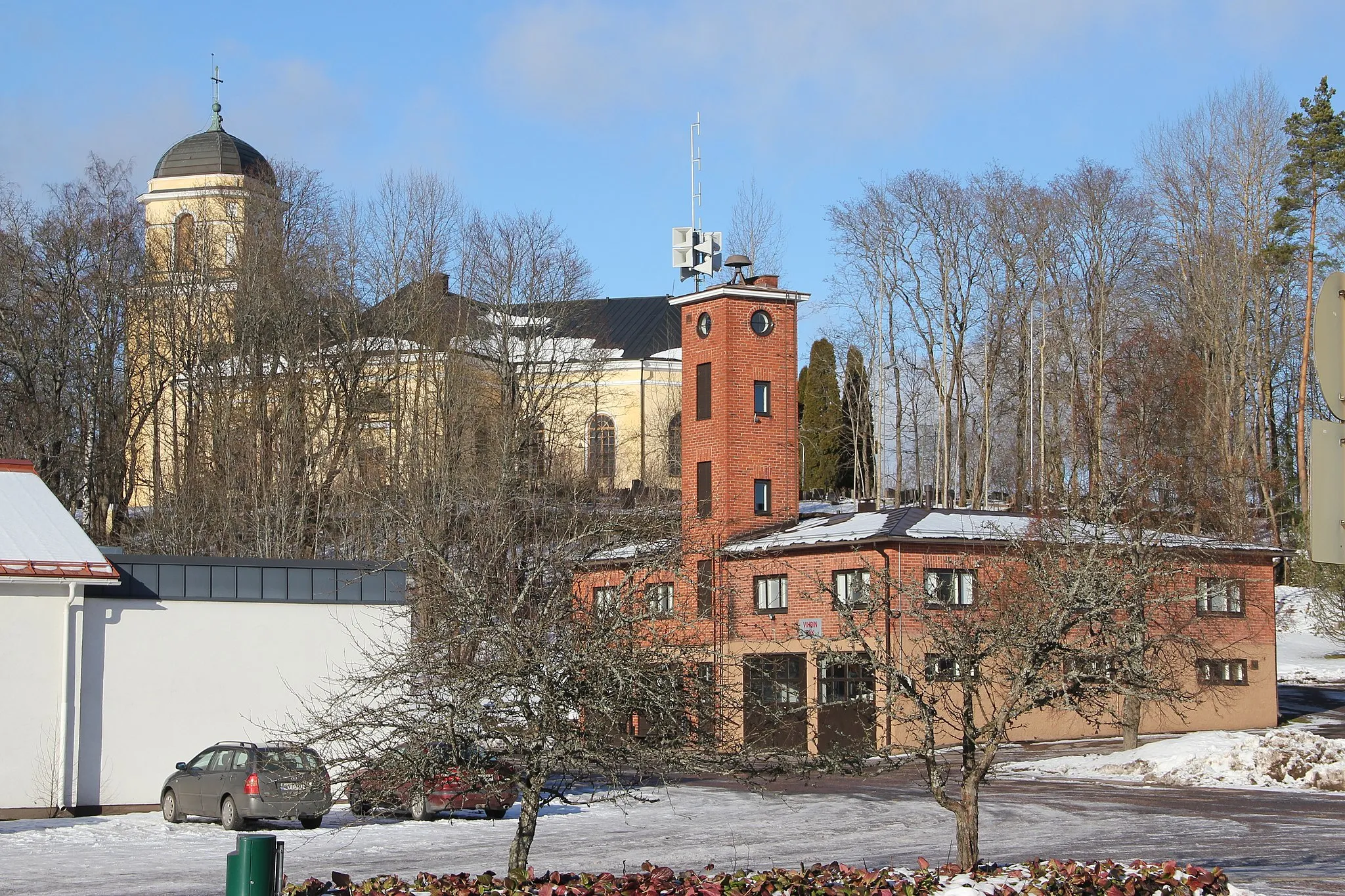Photo showing: Vihti Church, Vihti Fire Station (in front); Vihti, Uusimaa, Finland