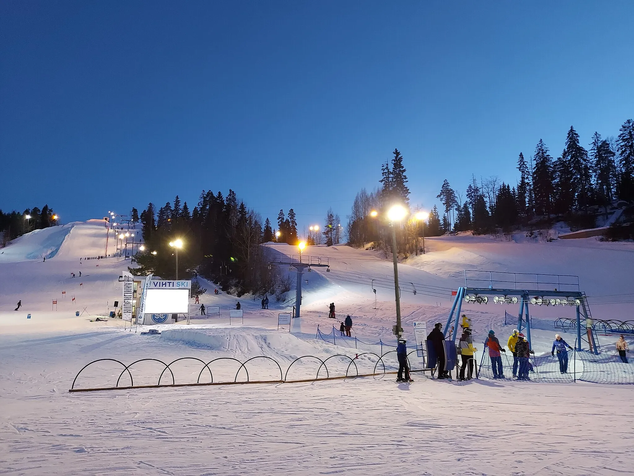 Photo showing: Ski slopes in Vihti Ski Center in Vihti municipality, southern Finland.