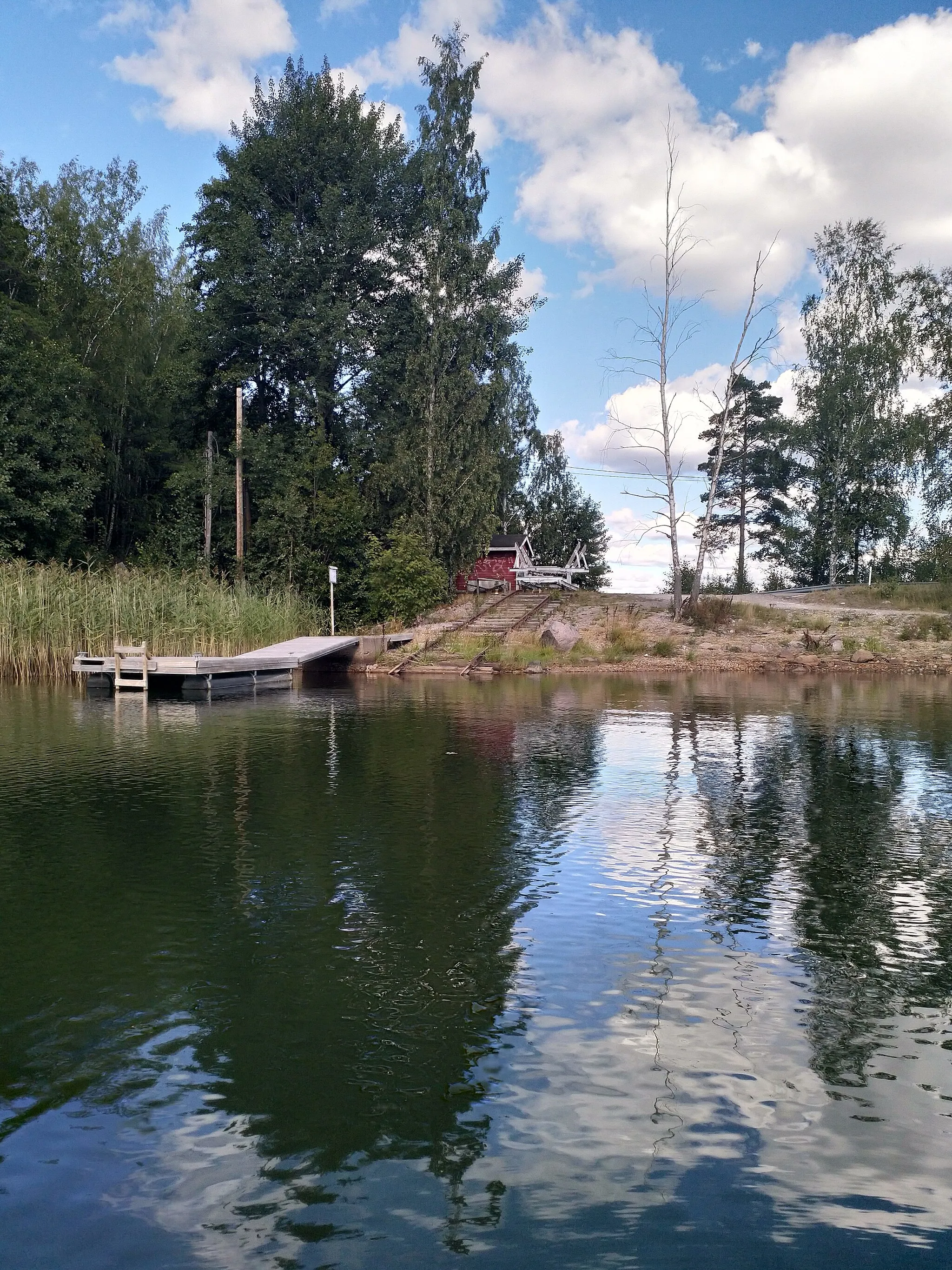 Photo showing: Båtdraget vid Stagsund från vattnet mot söta sidan