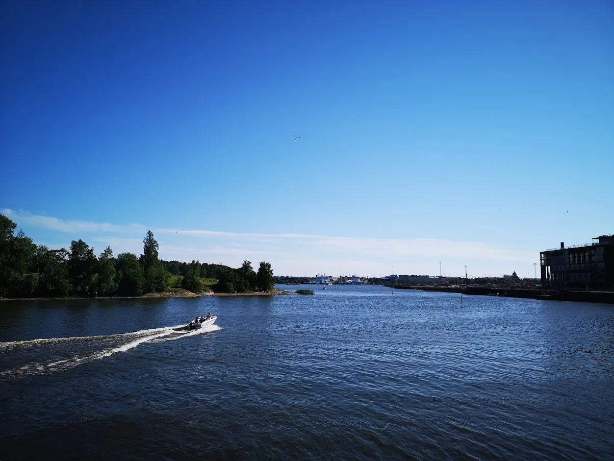 Photo showing: Sompasaarensalmi is a small water area between Sompasaari and Mustikkamaa in Helsinki.