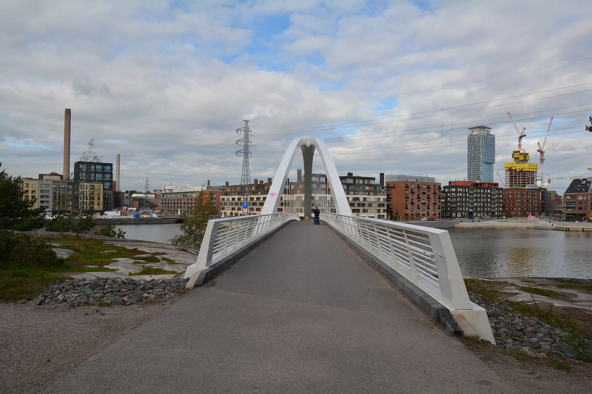 Photo showing: A bridge in the Kalasatama district of Helsinki, Finland.