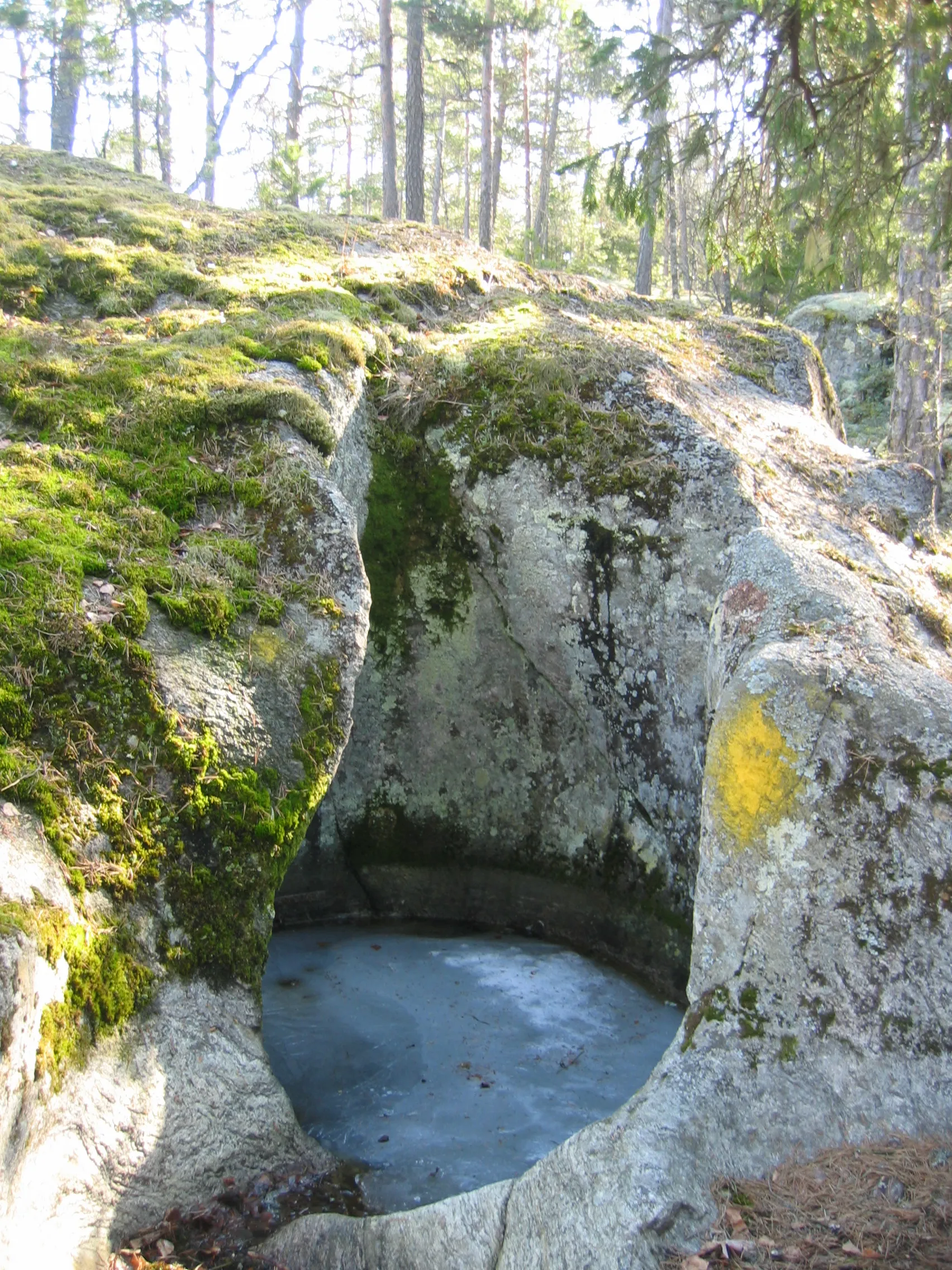 Photo showing: A giants kettle on Mannuistenvuori, Mietoinen, Finland