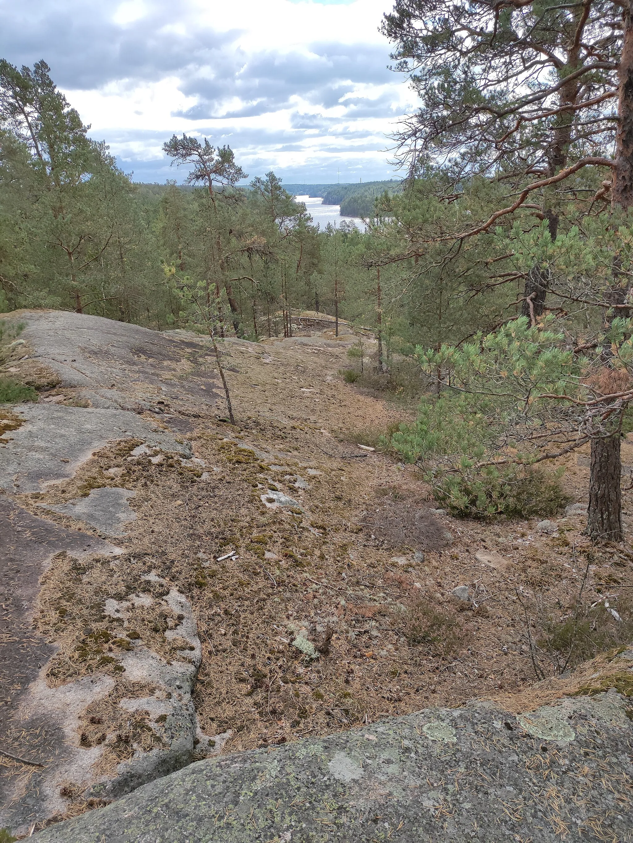 Photo showing: Oranžová okružní trasa (Maahisenkierros), Solvalla, Nuuksio, Národní park Nuuksio, Vanha-Espoo, Espoo, Finsko