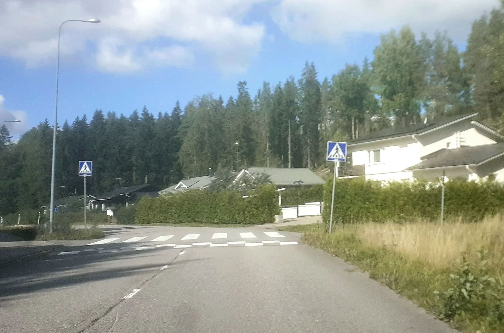 Photo showing: Otalammenraitti street with pedestrian crossing in Otalampi, Vihti, Finland.