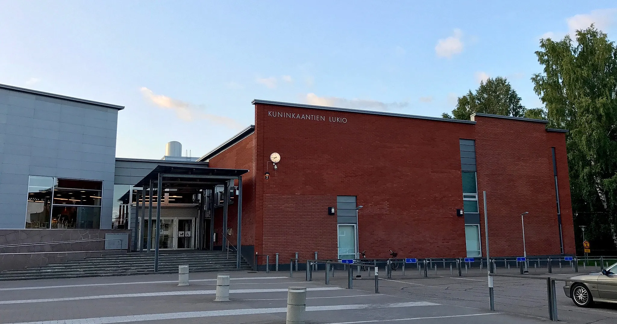 Photo showing: Kuninkaantien lukio Espoossa.