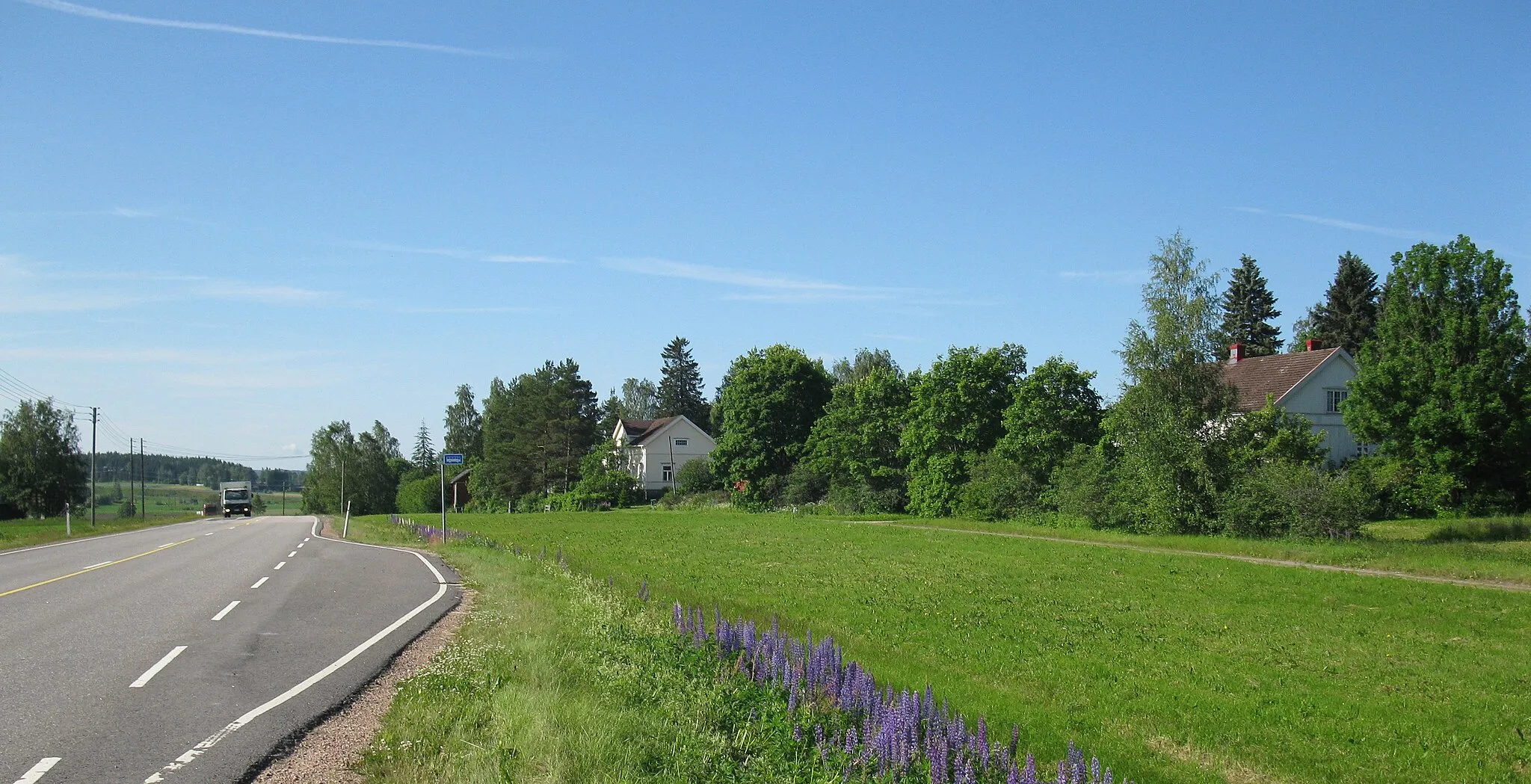 Photo showing: Kiikalan Yltäkylän historiallista kylätonttia Salossa. Talot oikealla Yli-Lääppä, vasemmalla Ali Kriipi.