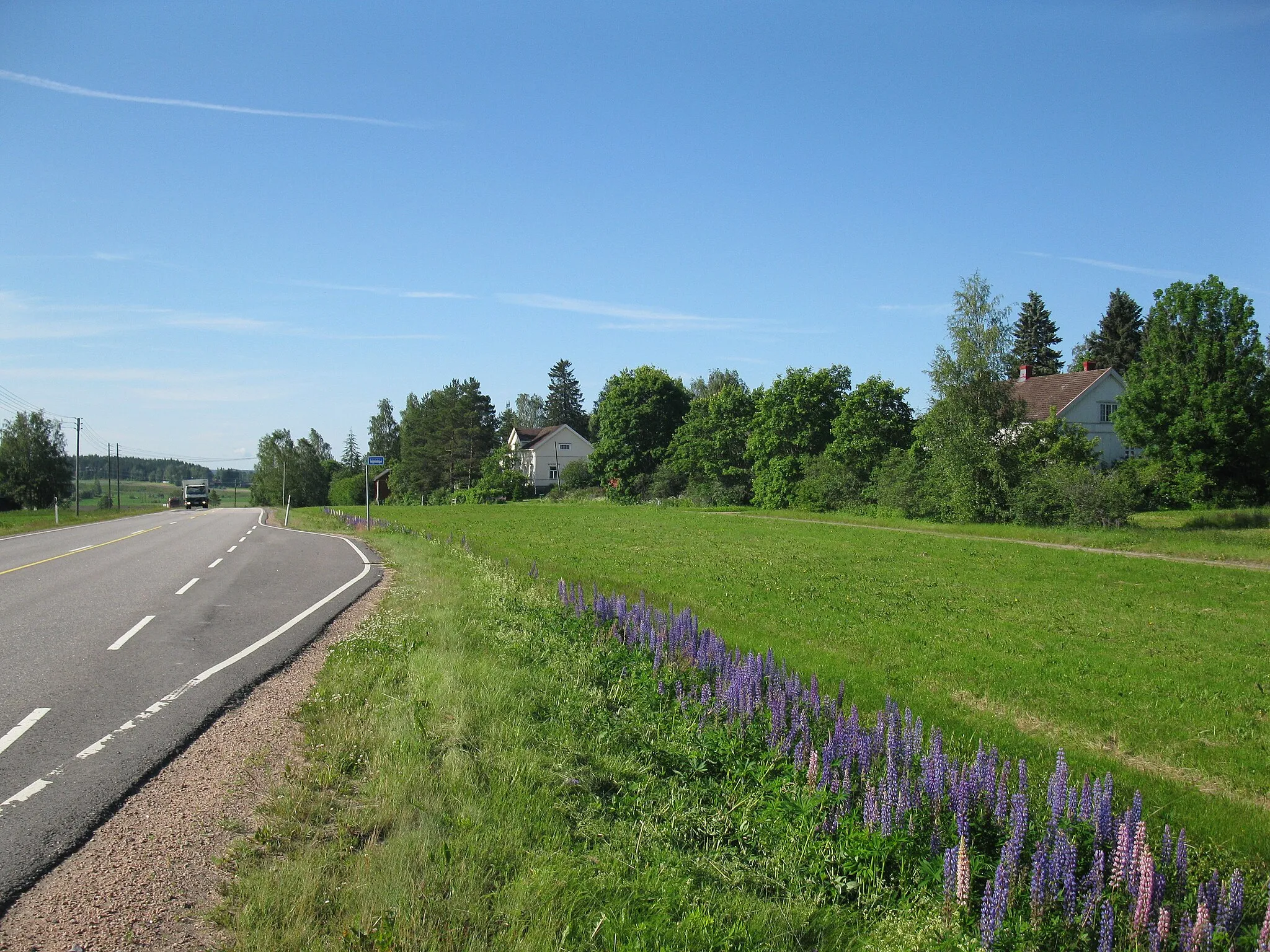 Photo showing: Kiikalan Yltäkylän historiallista kylätonttia Salossa. Talot oikealla Yli-Lääppä ja vasemmalla Ali-Kriipi.