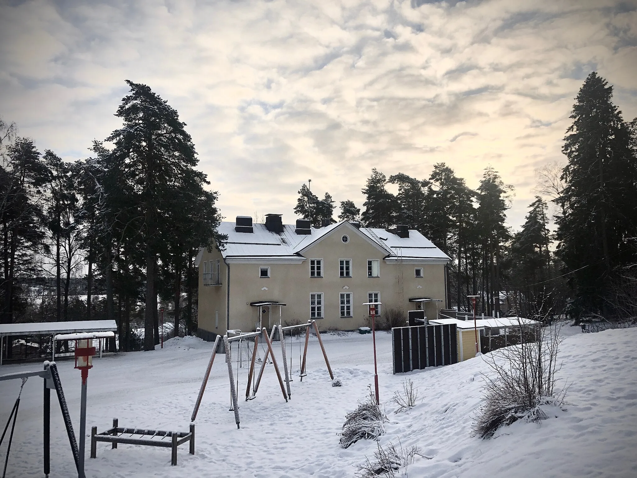 Photo showing: Pojo Swedish elementary school, older school building in 1930