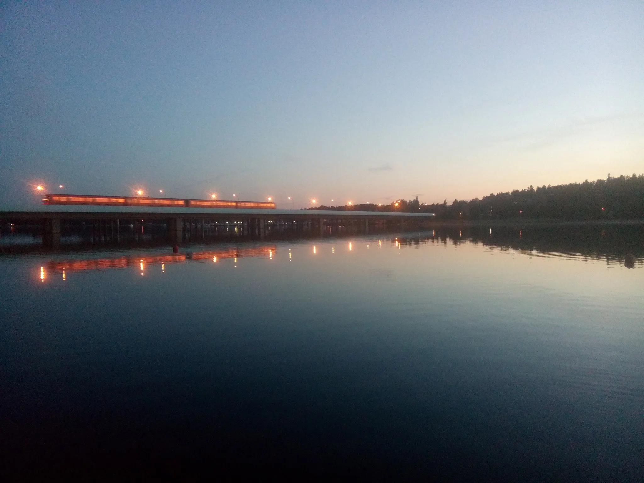 Photo showing: A metro train crosses the bridge on the way between Rastila and Myllypuro. From Rastilan Uimaranta.