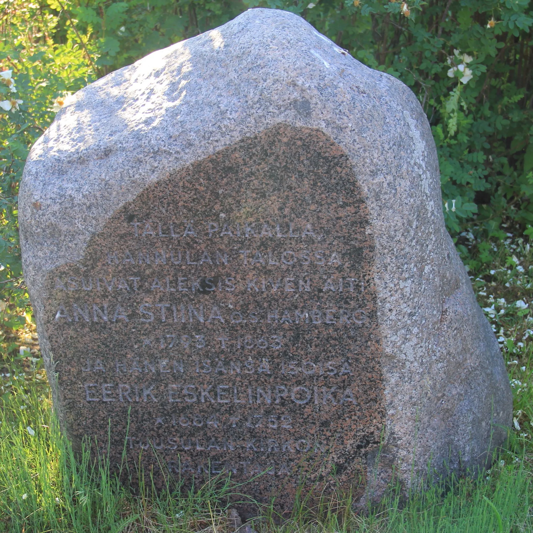 Photo showing: Anna-Kristiina Hamberg birth home memorial, Lahela, Tuusula, Finland. - Anna-Kristiina Hamberg (1793−1863) was mother of author Aleksis Kivi (1834-1872).