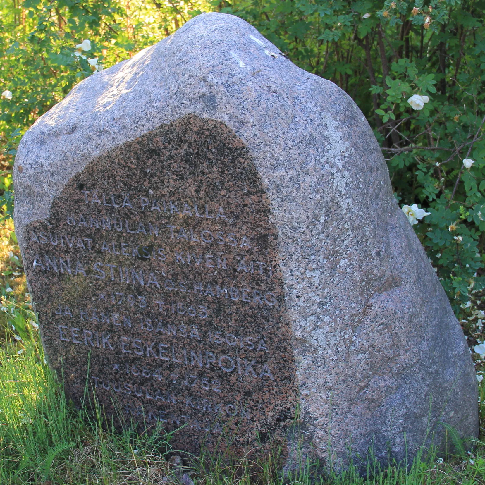 Photo showing: Anna-Kristiina Hamberg birth home memorial, Lahela, Tuusula, Finland. - Anna-Kristiina Hamberg (1793−1863) was mother of author Aleksis Kivi (1834-1872).