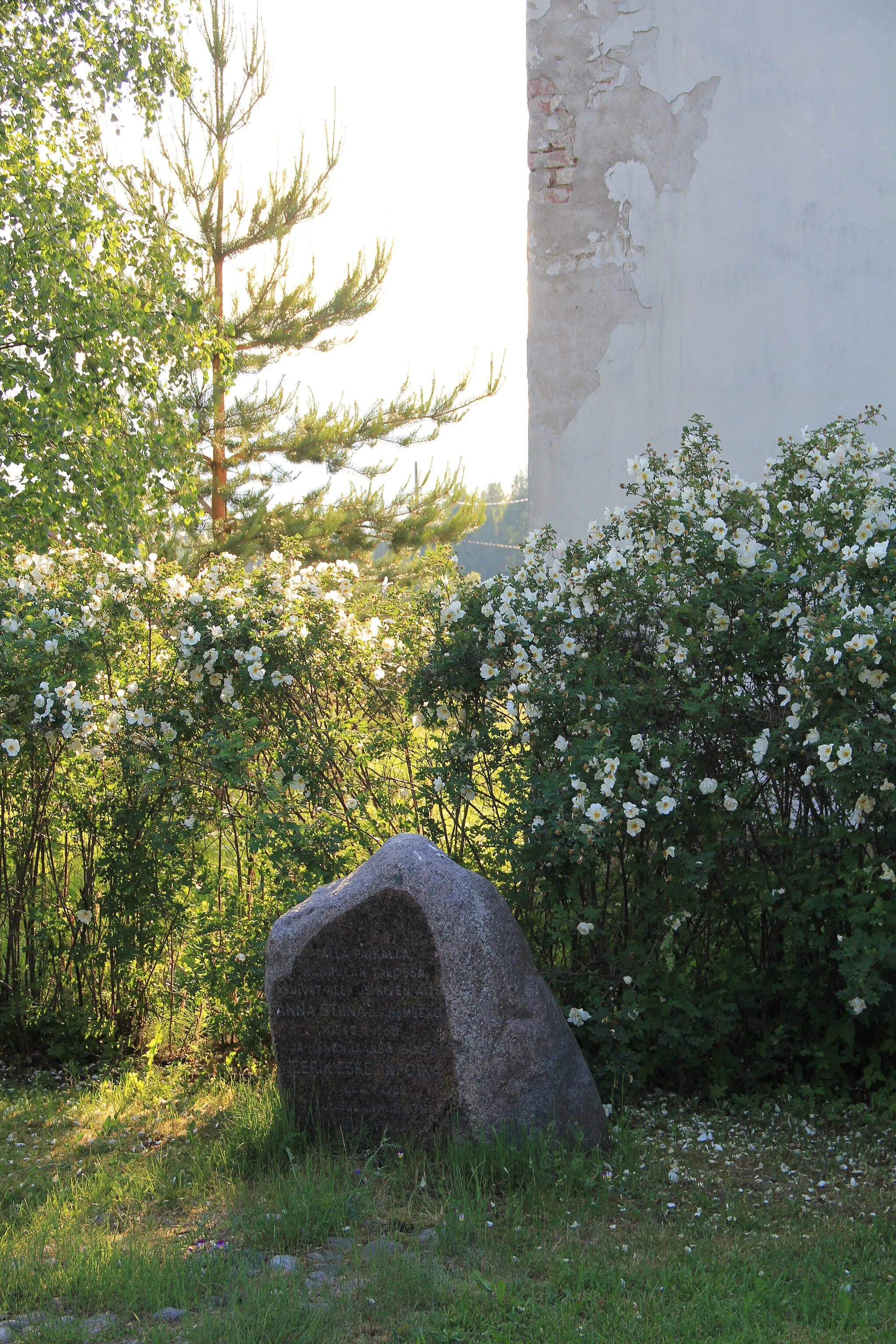 Photo showing: Anna-Kristiina Hamberg birth home memorial, Lahela, Tuusula, Finland. - Anna-Kristiina Hamberg (1793−1863) was mother of author Aleksis Kivi (1834-1872).