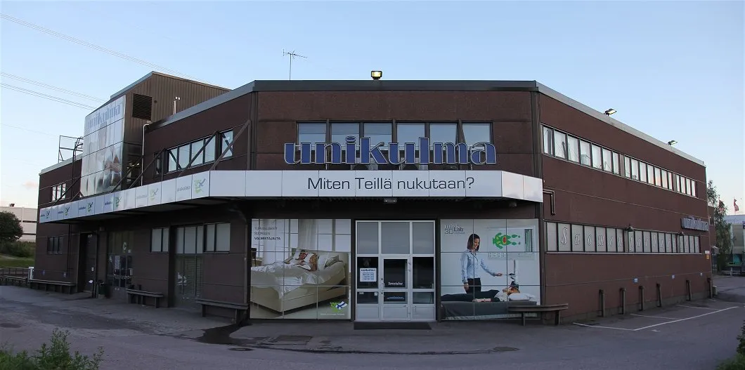 Photo showing: Unikulma Oy:n Vantaan Petikon rakennus (käyntiosoite Petikontie 1, 01720 Vantaa). Unikulma on suomalainen vuonna 1985 perustettu, yksilöllisiä vuoteita ja näihin liittyviä ratkaisuja valmistava ja myyvä perheyritys.