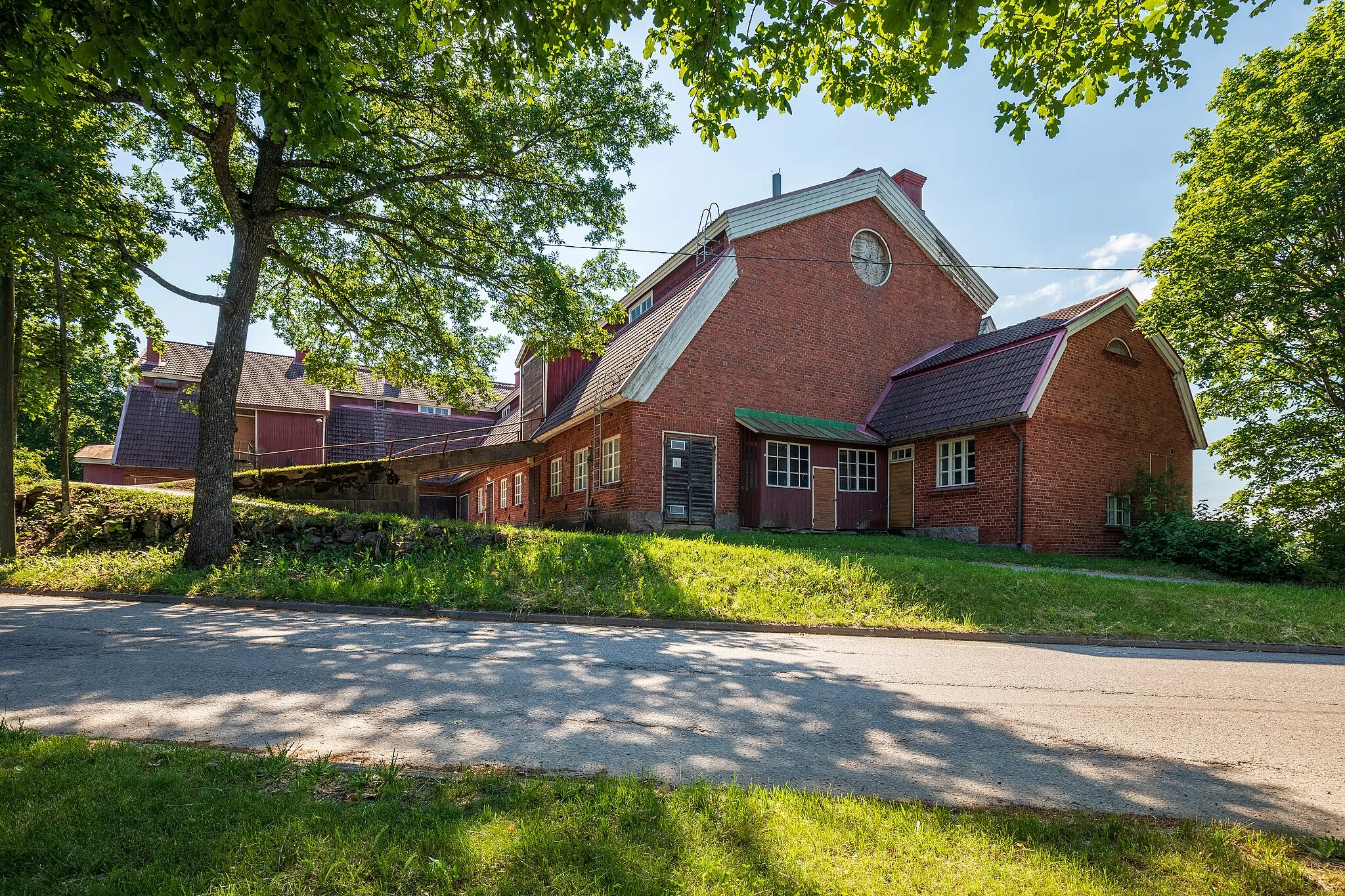 Photo showing: A big agricultural building of Katriinankuja 1 in Seutula, Vantaa, Finland in 2022 June.