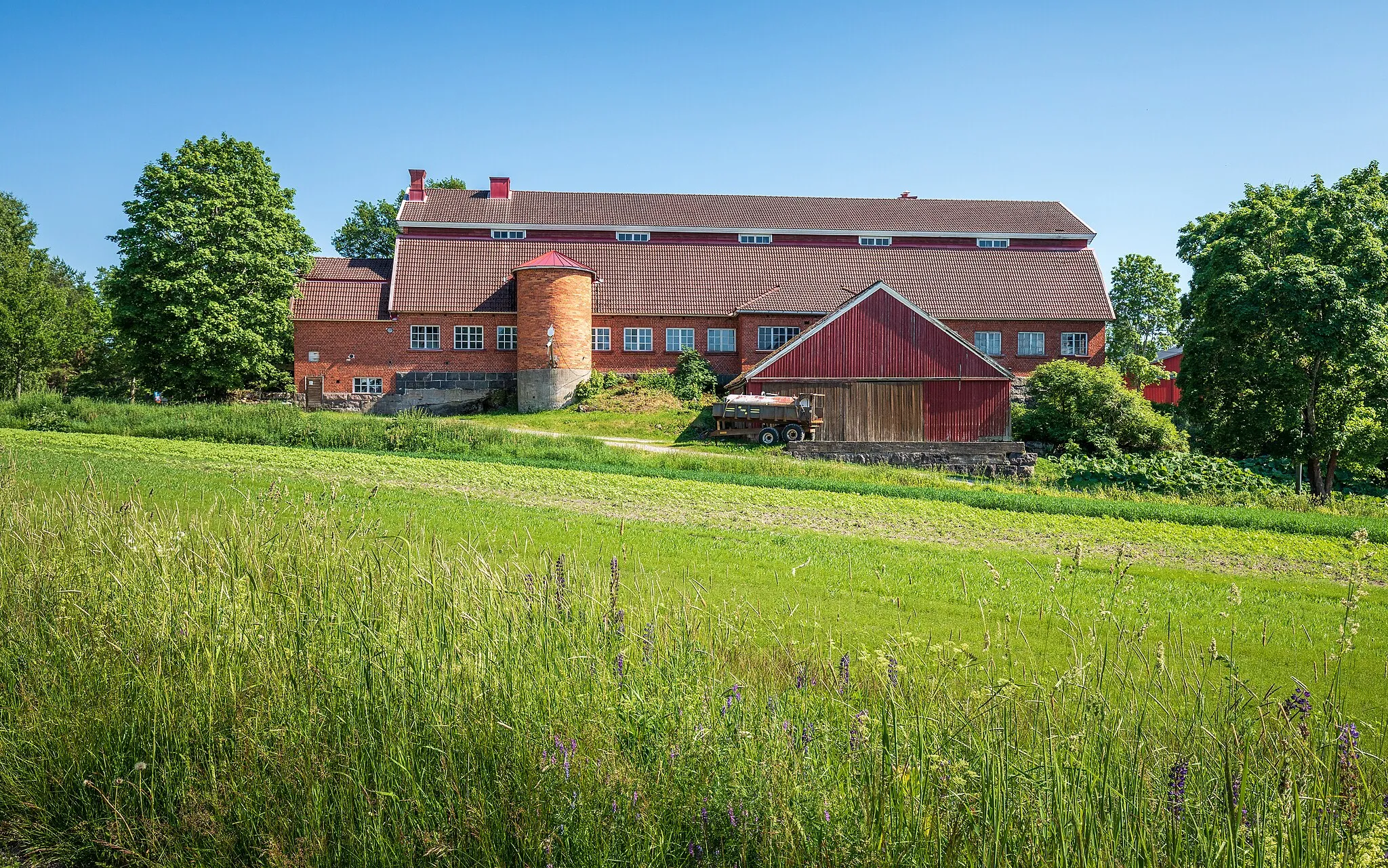 Photo showing: A big agricultural building of Katriinankuja 1 in Seutula, Vantaa, Finland in 2022 June.