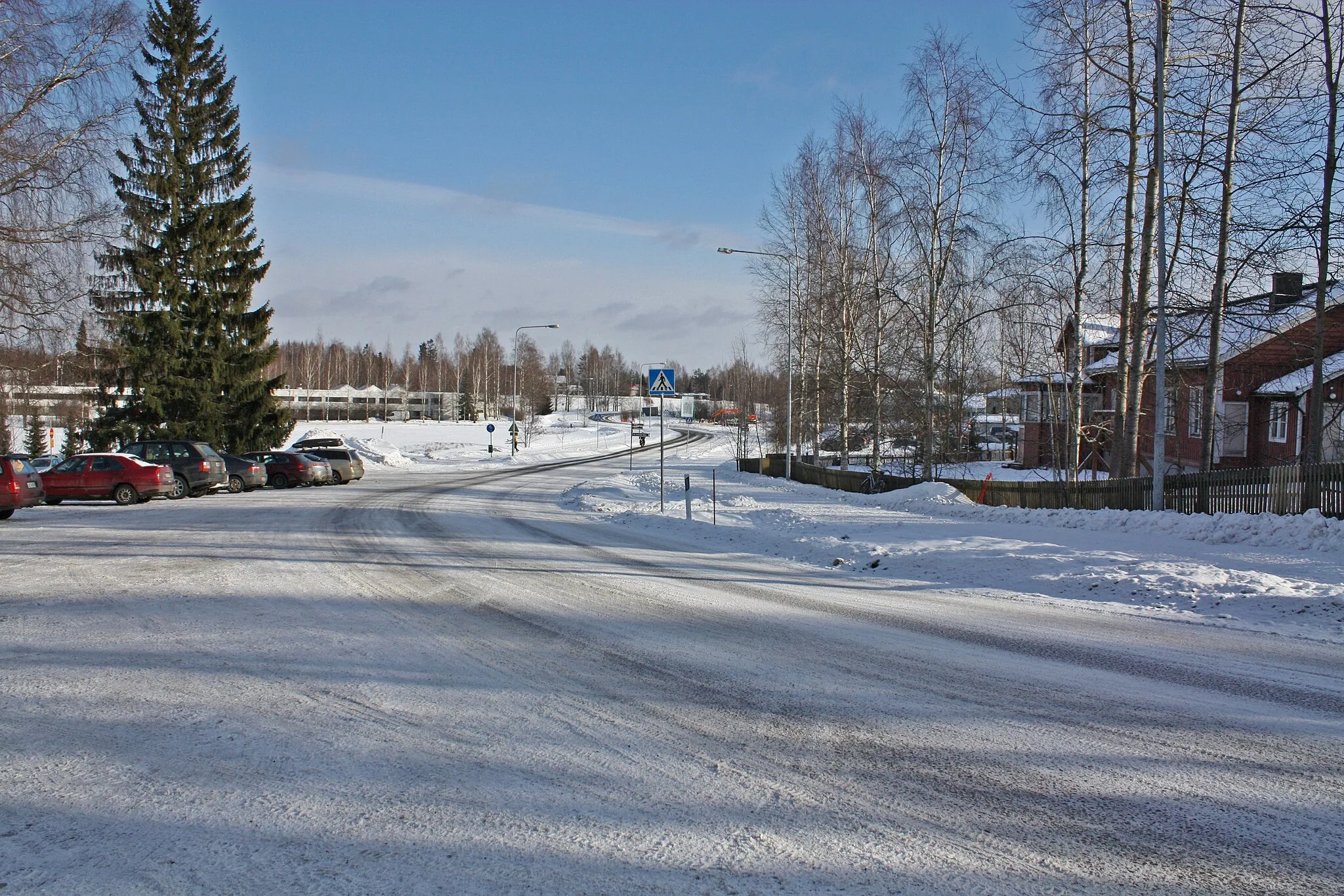 Photo showing: Kirkkotie road in front of Tuusula Church towards East