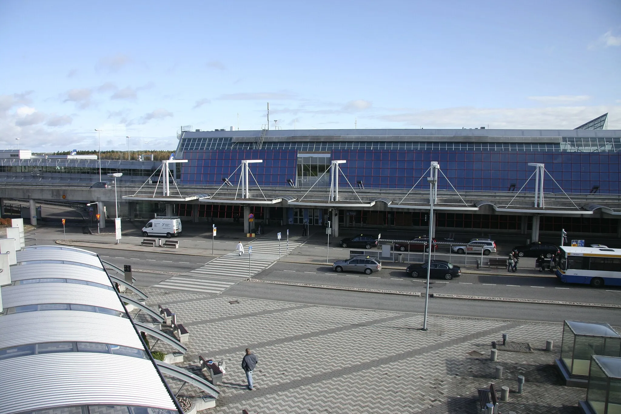 Photo showing: Terminal 1 (former domestic terminal) of Helsinki-Vantaa Airport seen from the Indoor car park P3
