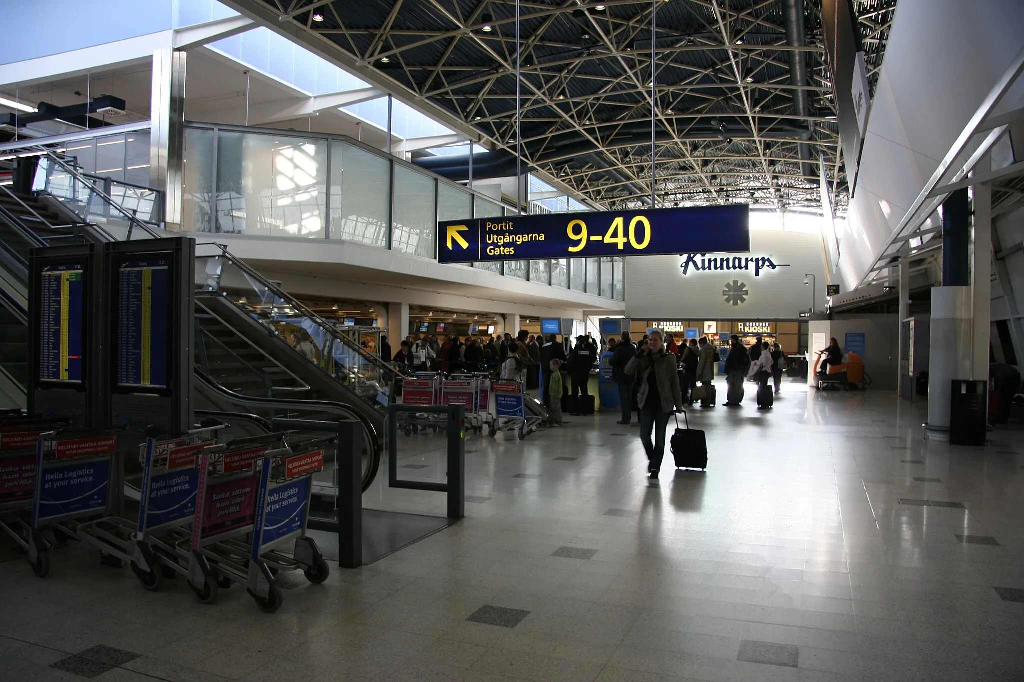 Photo showing: Interior of the terminal 1 of Helsinki-Vantaa Airport