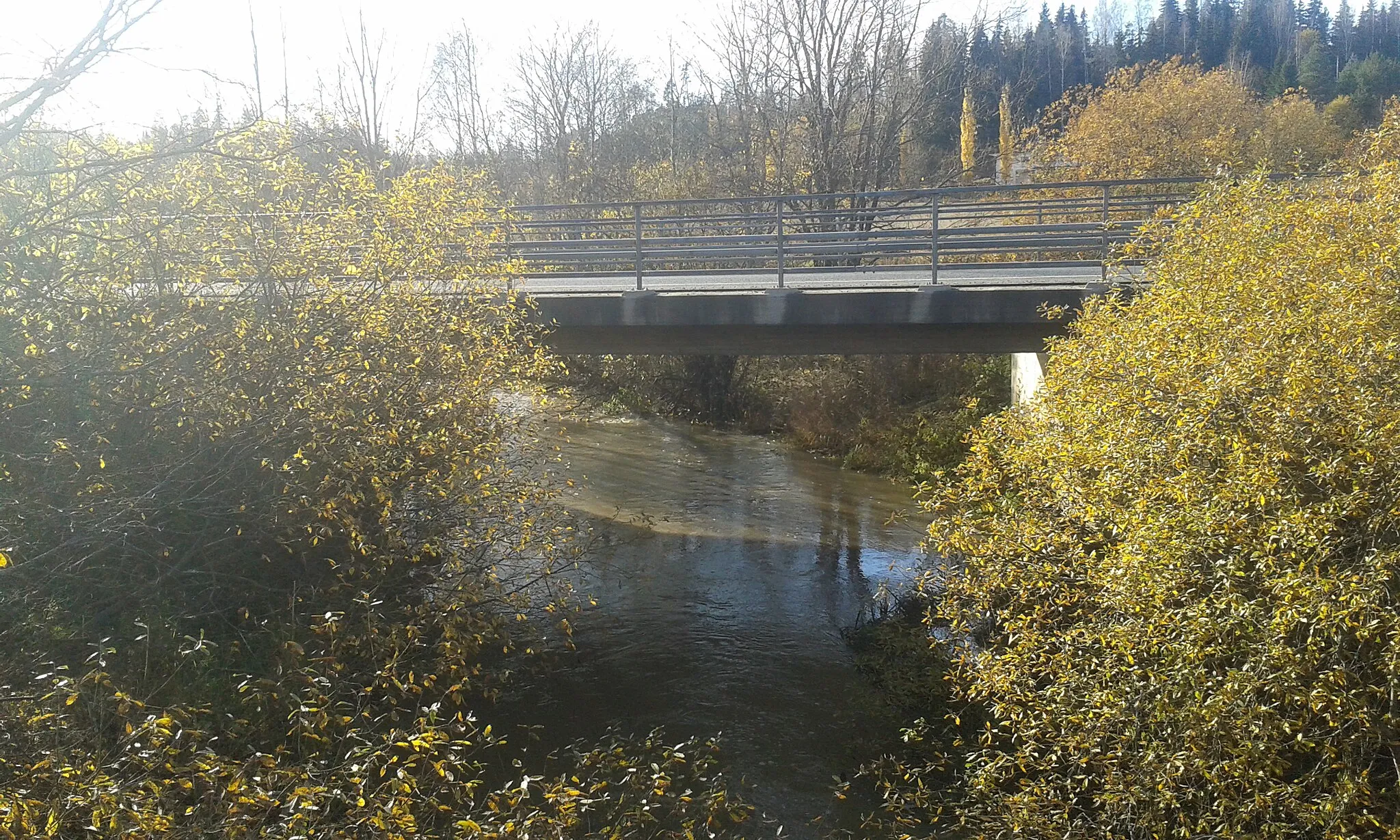 Photo showing: Luhtajoki river with main road bridge in Klaukkala near the Vantaa border.