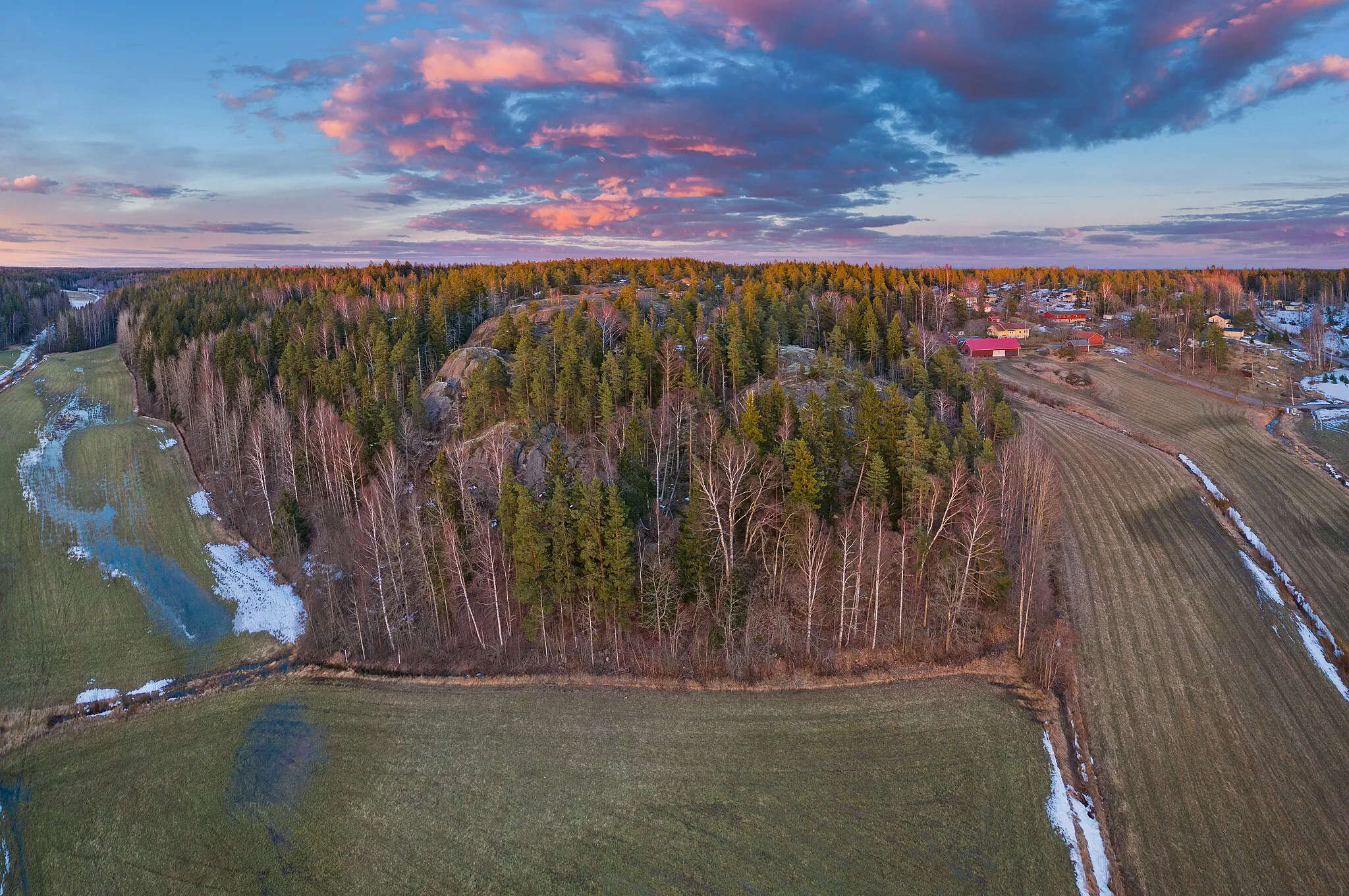 Photo showing: Western face of Högberget hill surrounded by fields in Sotunki, Vantaa, Finland in 2021 April.