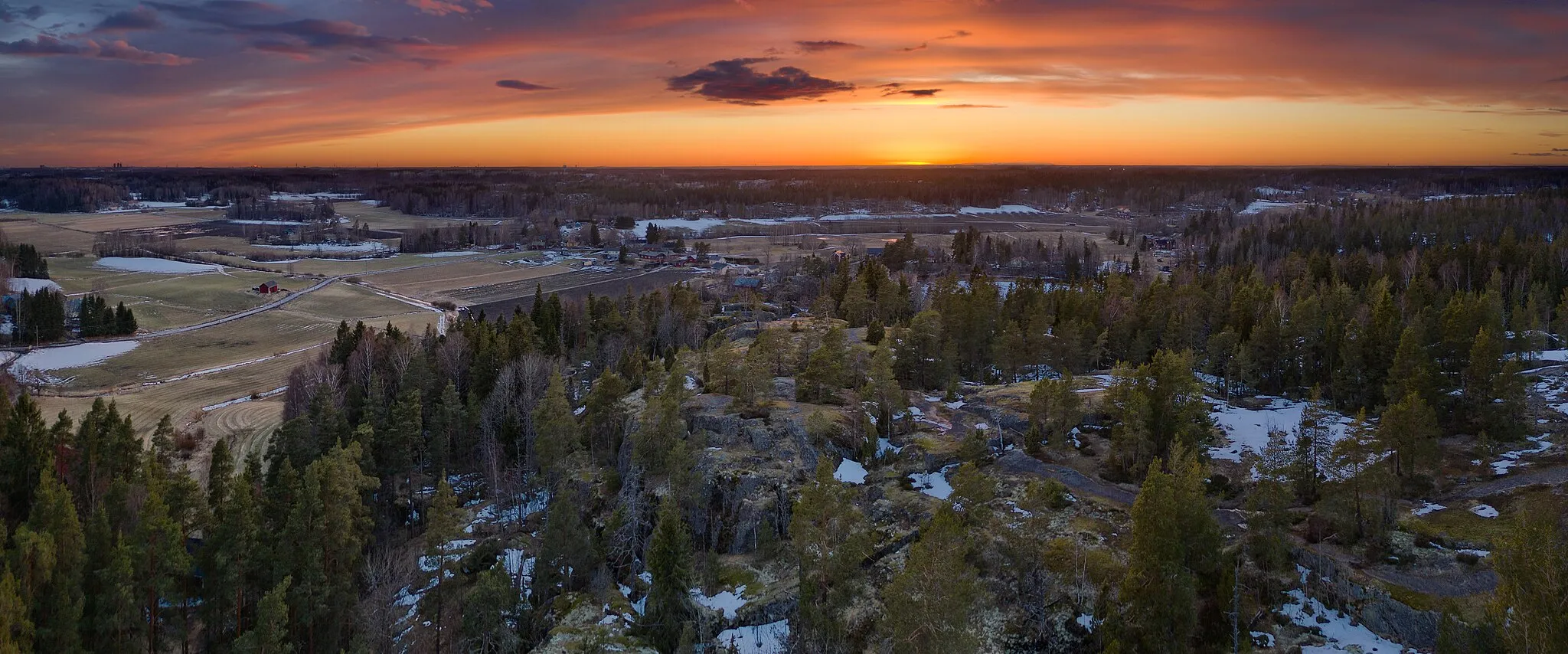 Photo showing: Sunset over Högberget in Sotunki, Vantaa, Finland in 2021 April.