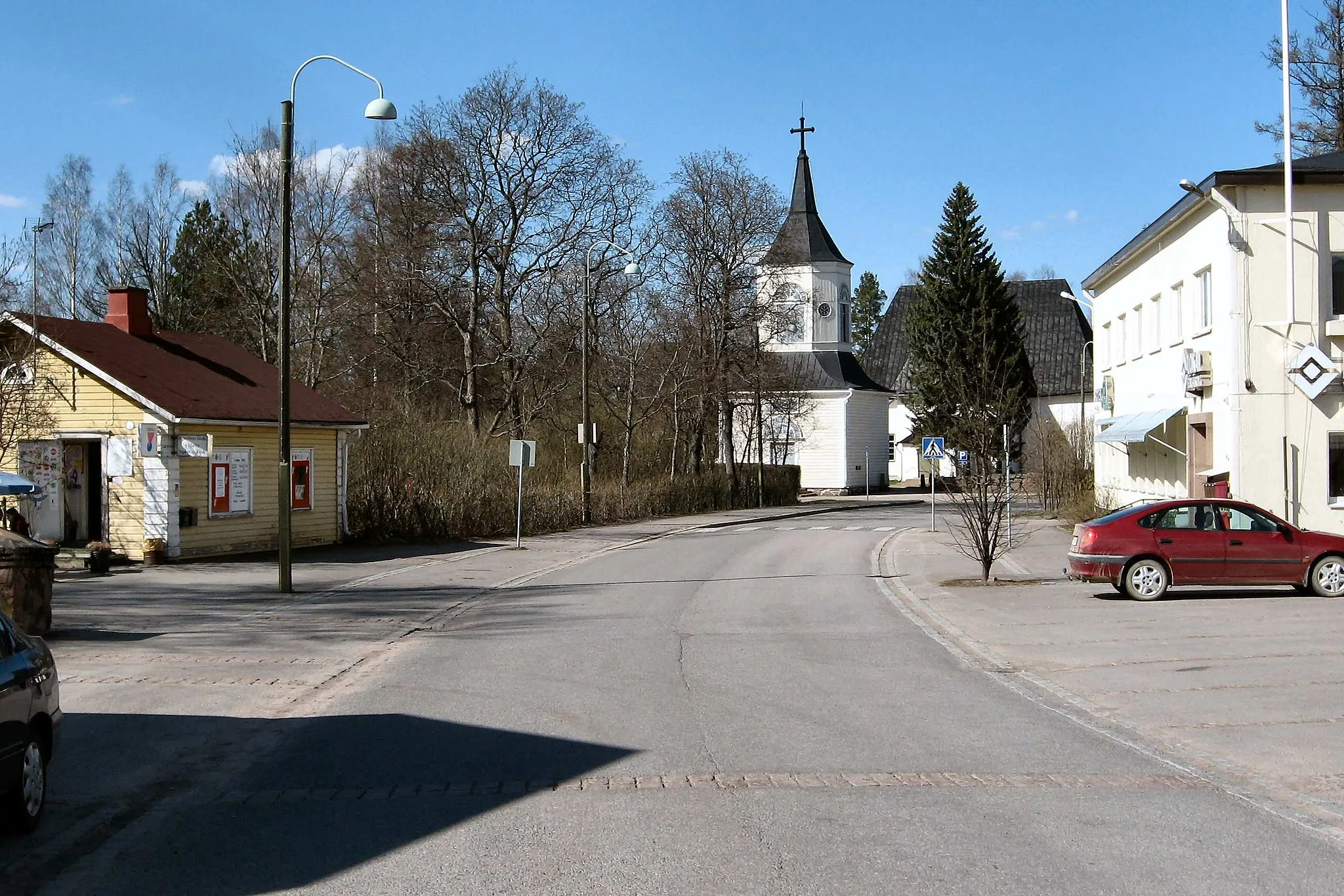 Photo showing: Lapinjärventie (Lappträskvägen) street in Lapinjärvi (Lappträsk), Finland (2008). Lapinjärvi Swedish church and the belfry in the background.