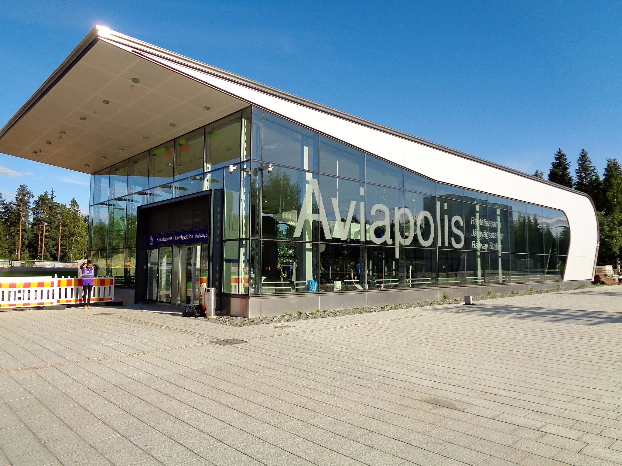 Photo showing: Northern entrance to Aviapolis railway station.