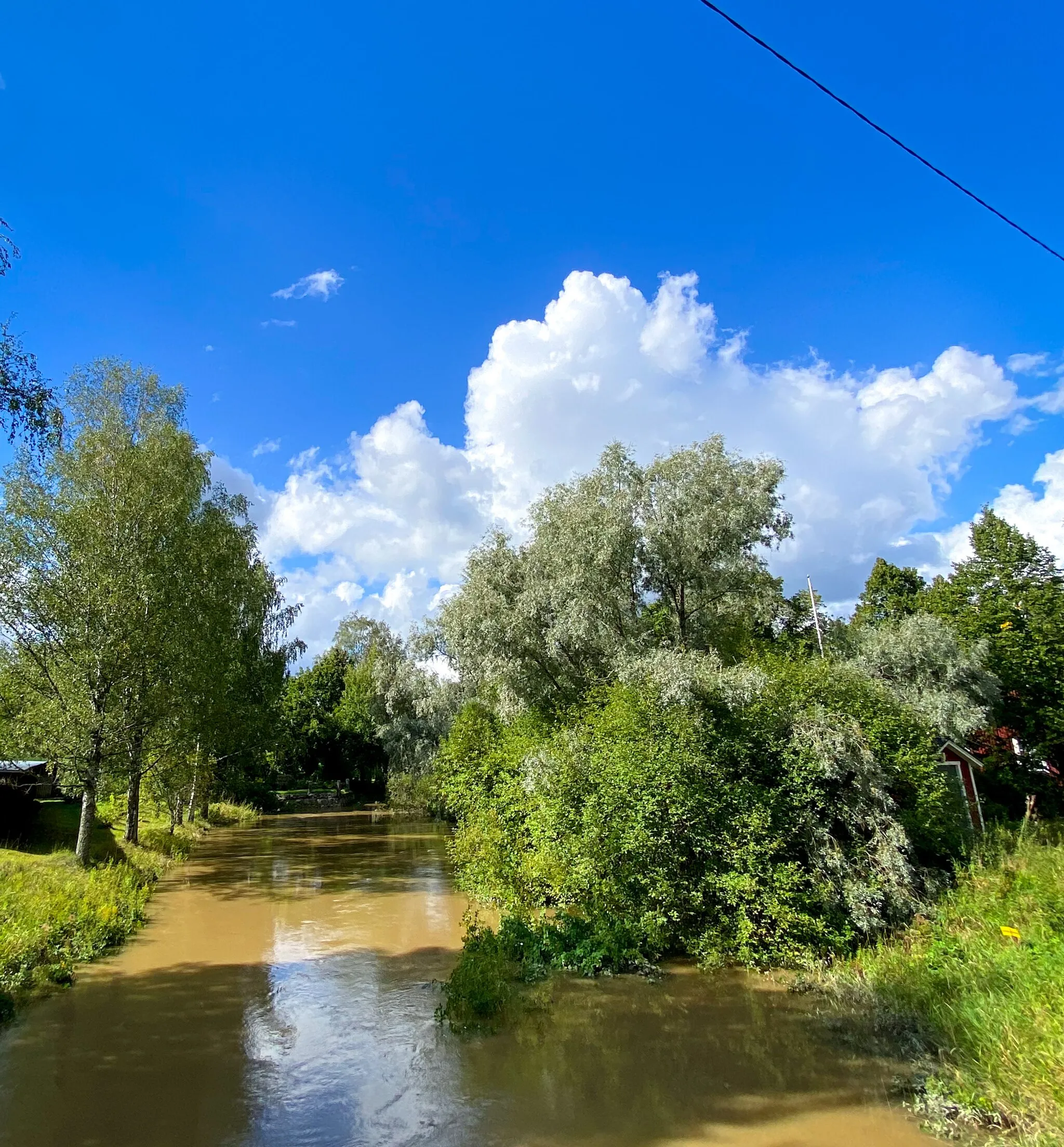 Photo showing: Siuntion Kirkkojoki Siuntion kirkonkylässä.