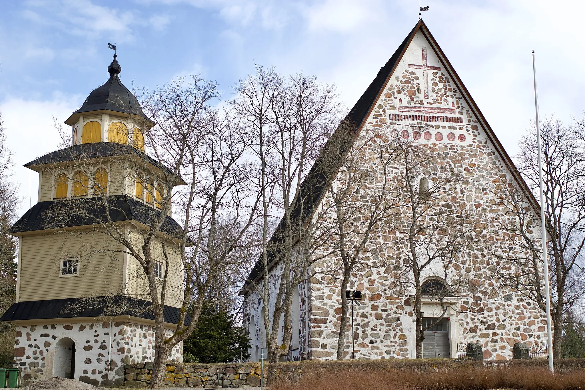 Photo showing: Siuntio church and bell tower from west