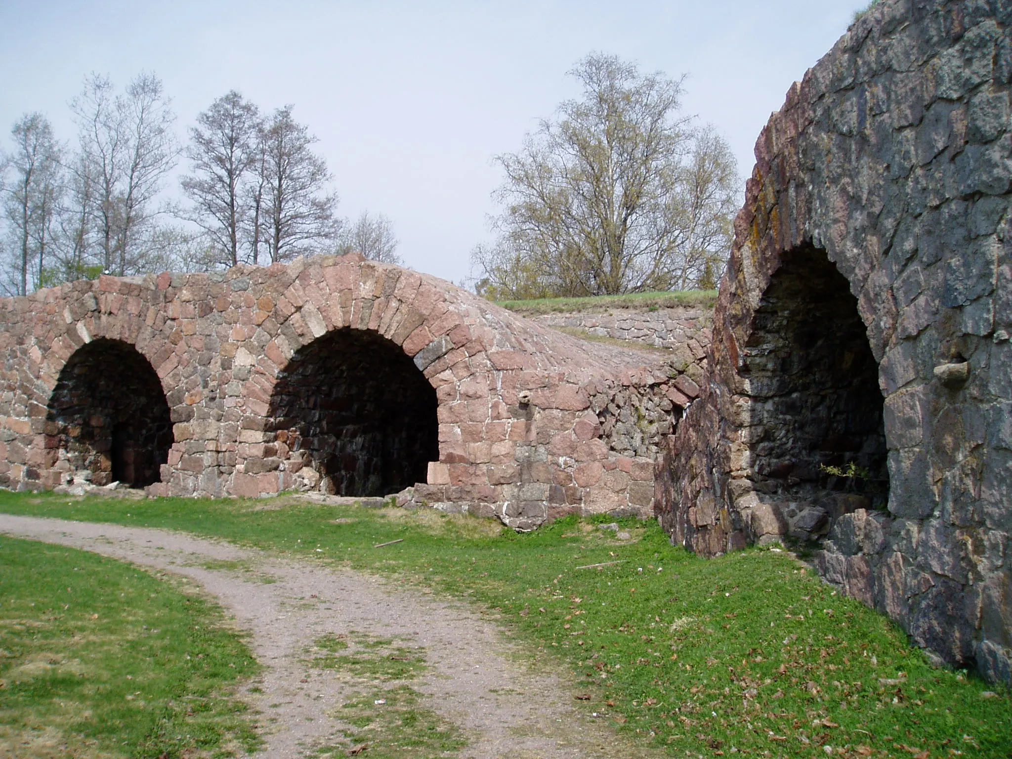 Photo showing: Loviisan linnoitukseen kuuluvan bastioni Ungernin tykkikasematteja.