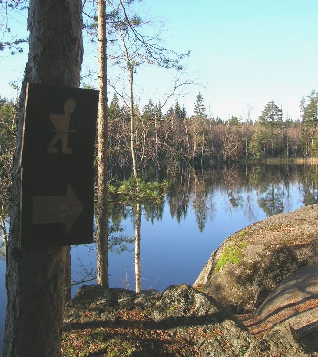 Photo showing: A sign on a hiking path in Loviisa, Southern Finland. Lake Kukuljärvi in the background.