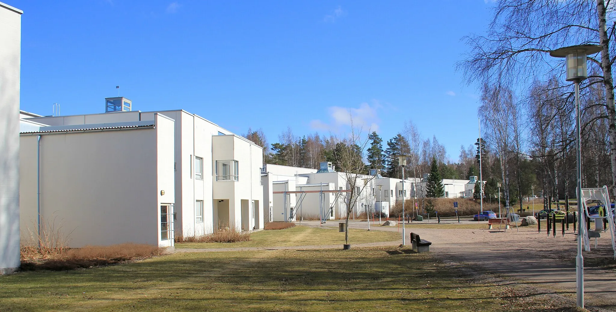 Photo showing: Lehtimajat, Hausjärvi health centre and old folk's home, Oitti, Hausjärvi, Finland. Completed in 1991, designed by 8 Studio Architects Ltd.