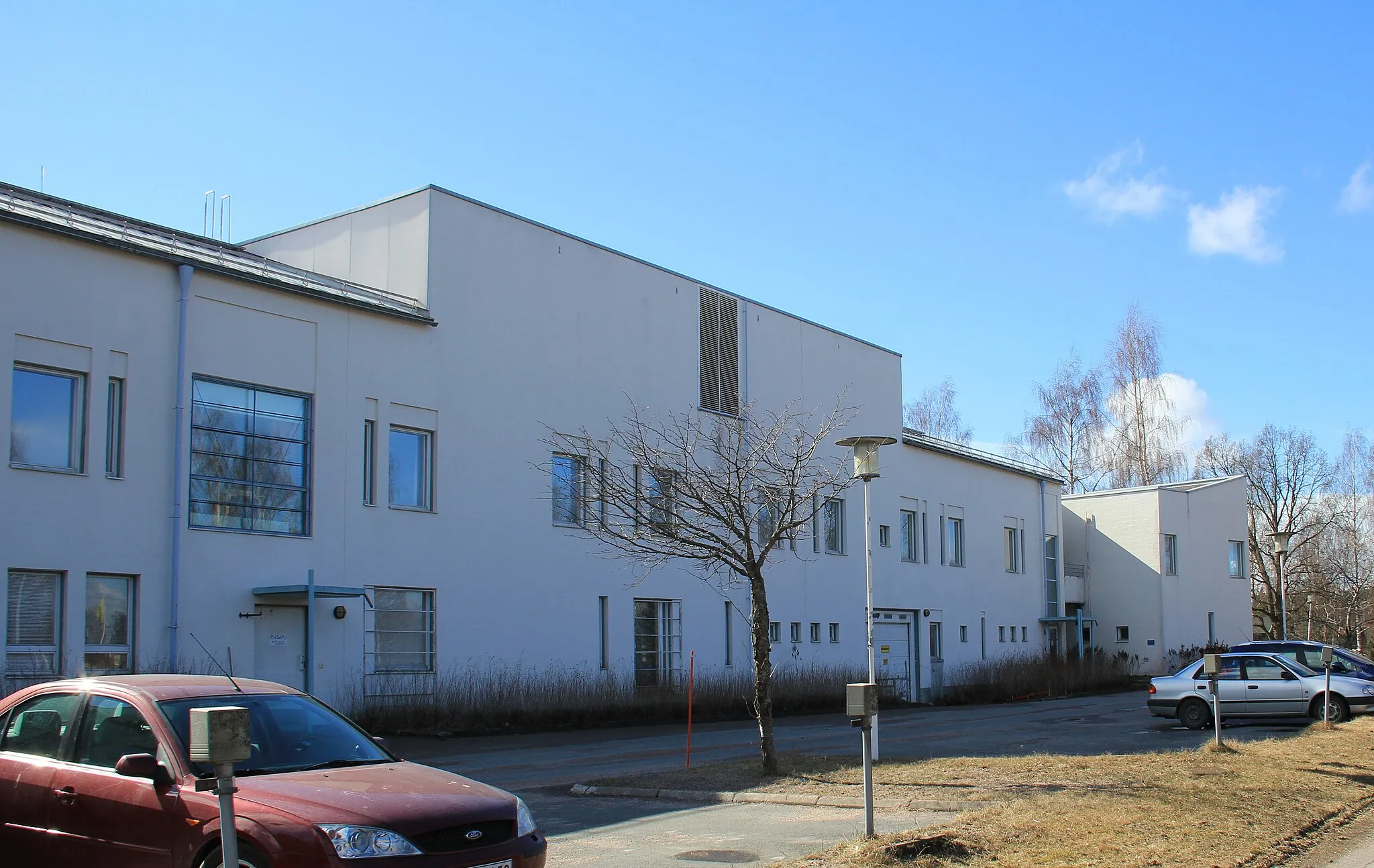 Photo showing: Lehtimajat, Hausjärvi health centre and old folk's home, Oitti, Hausjärvi, Finland. Completed in 1991, designed by 8 Studio Architects Ltd. (Mikko Kaira, Pen  Kareoja, Ilmari Lahdelma, Juha Luoma, Rainer Mahlamäki & Markus Seppänen).