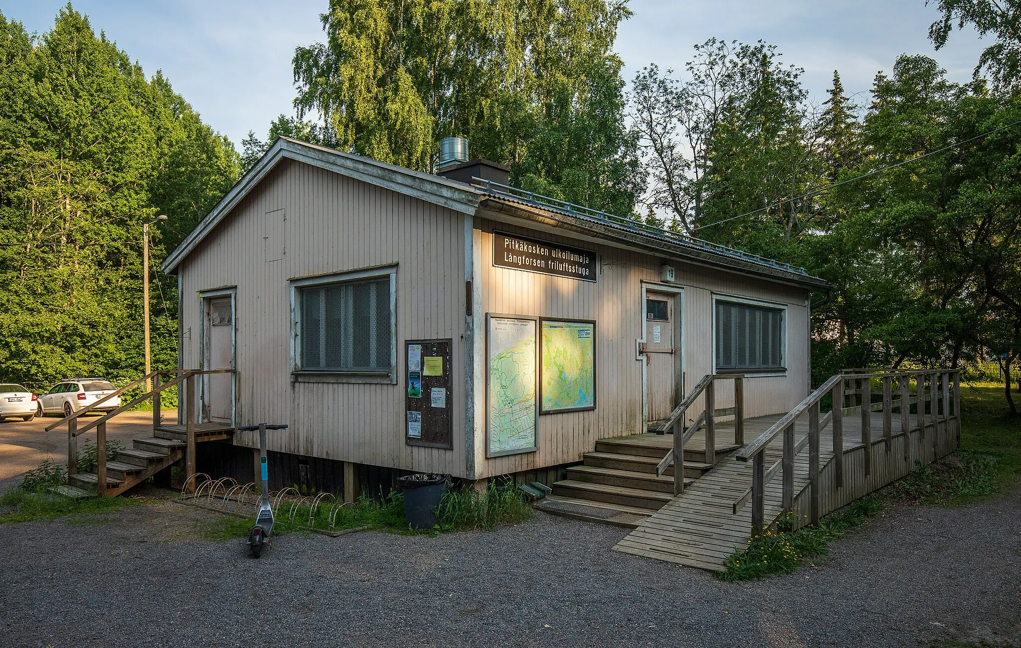 Photo showing: Pitkäkoski outdoors hut (Pitkäkosken ulkoilumaja) in Kuninkaantammi, Helsinki, Finland in 2022 June.